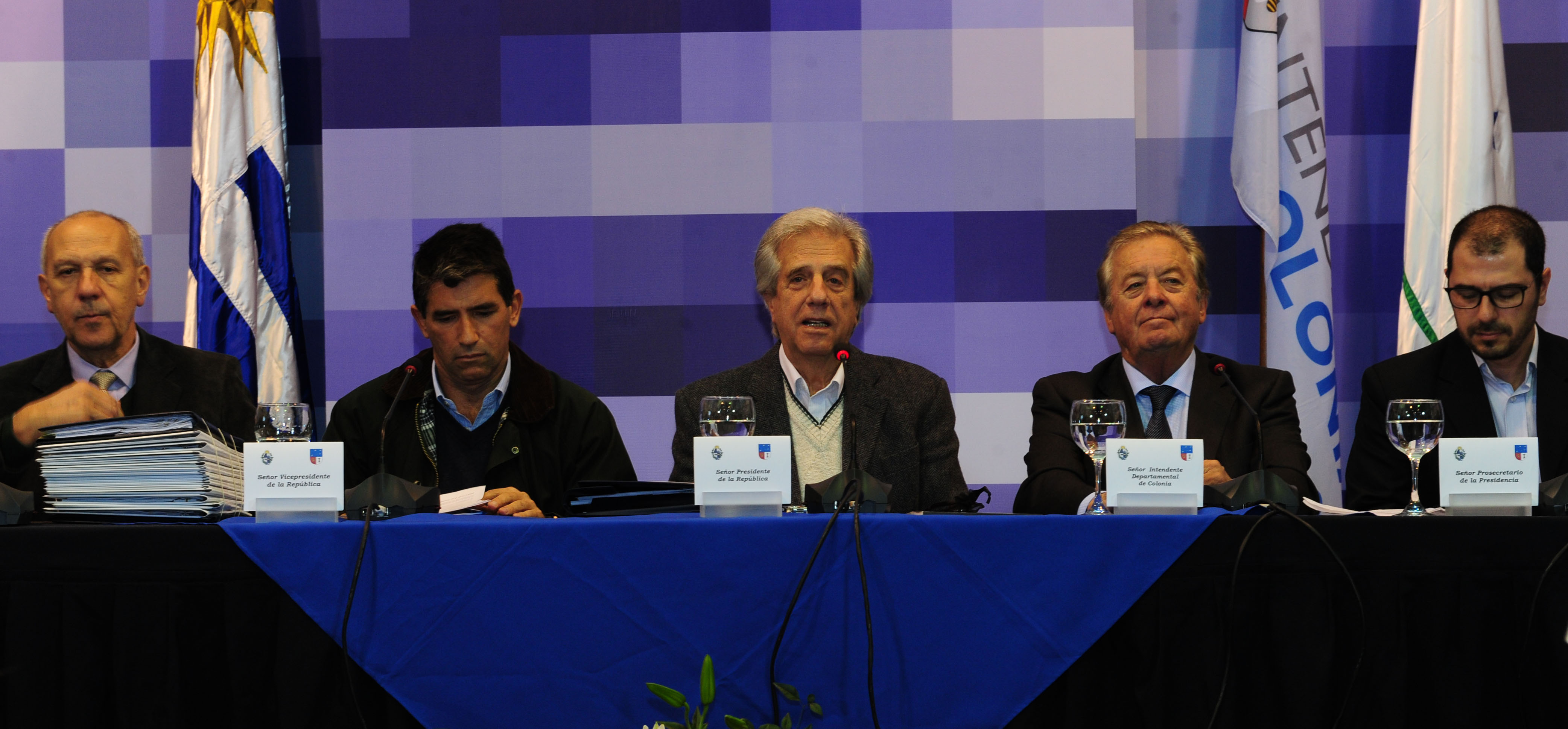 Tabaré Vázquez encabezando el Consejo, se dirige a los presentes
