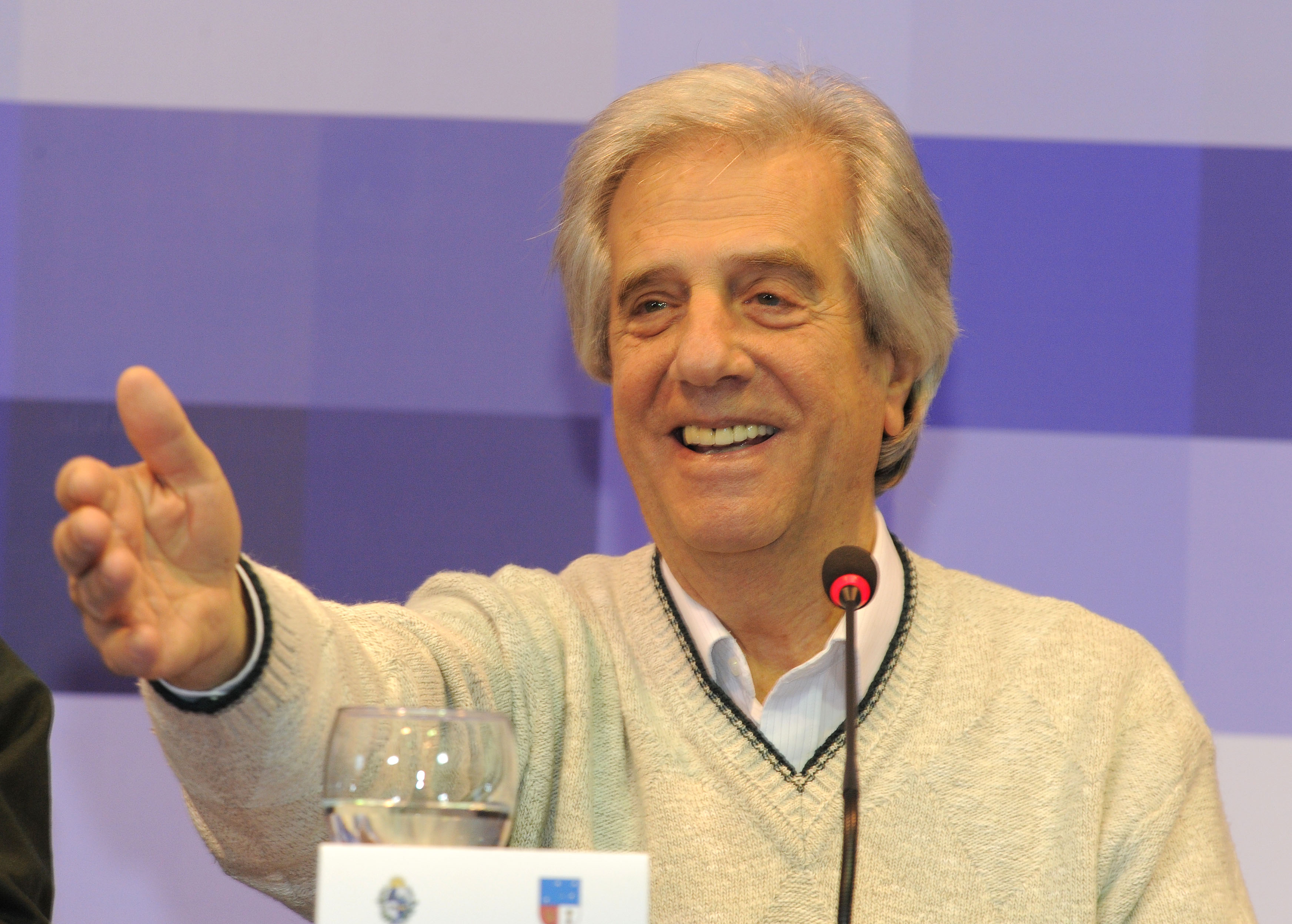 Tabaré Vázquez da la palabra a un vecino
