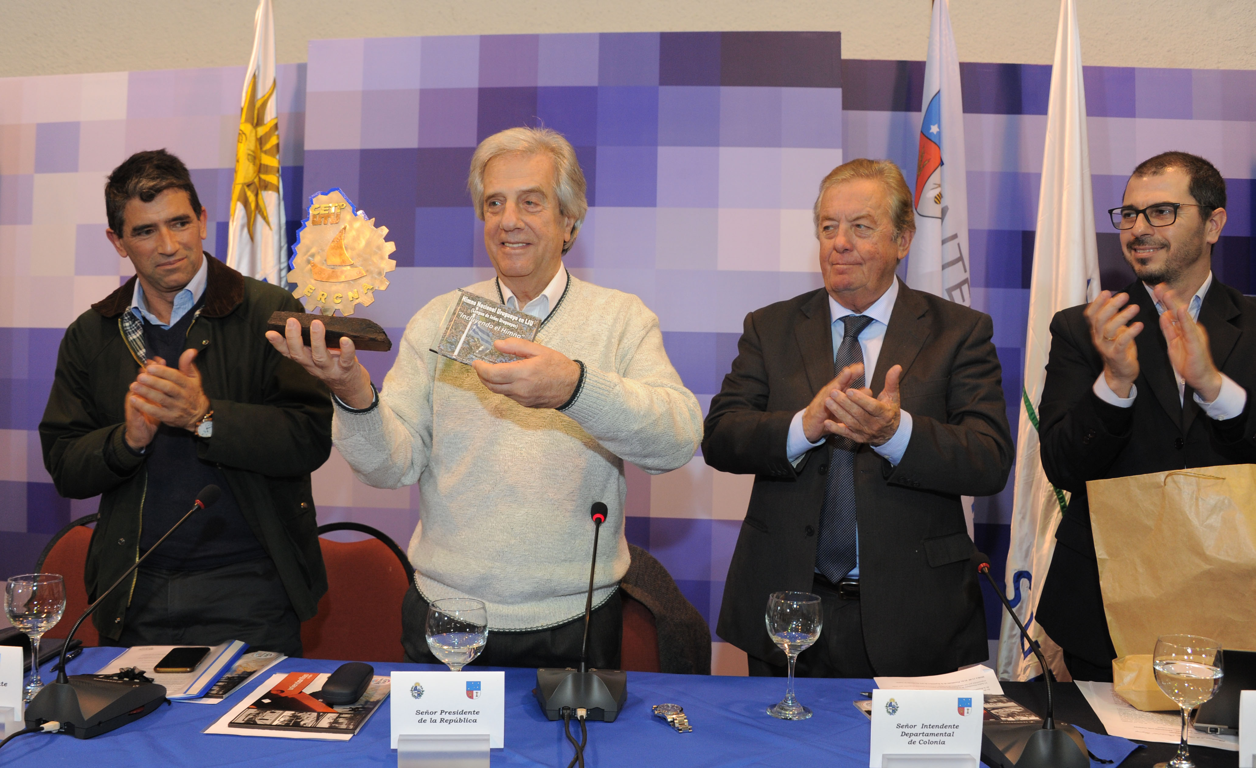 Vázquez recibe obsequio de la UTU de Carmelo