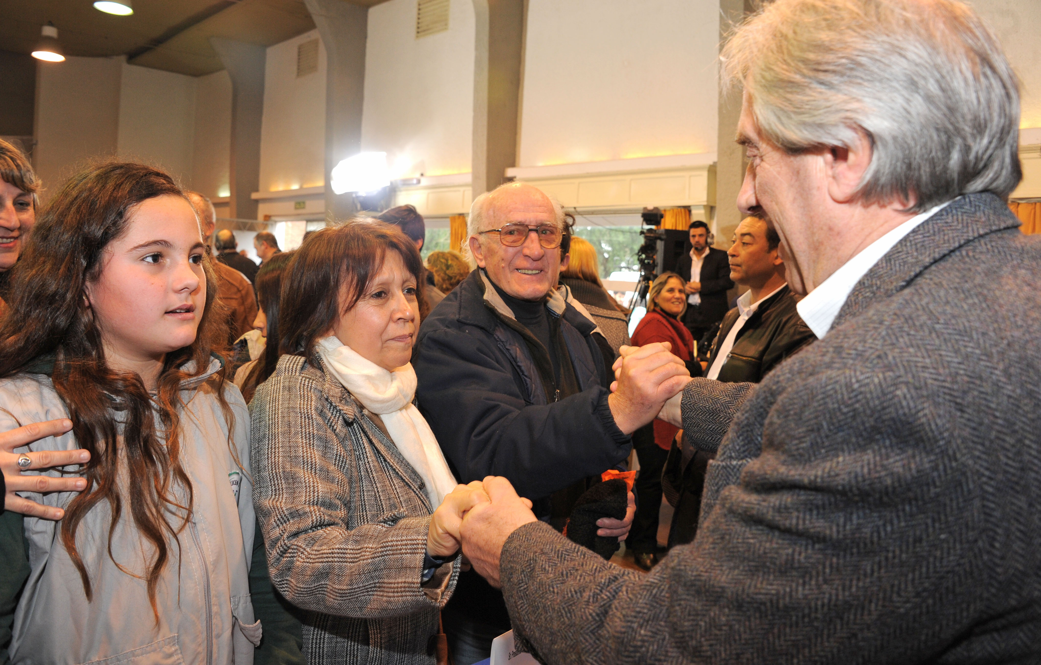 Vecinos emocionados saludan al presidente