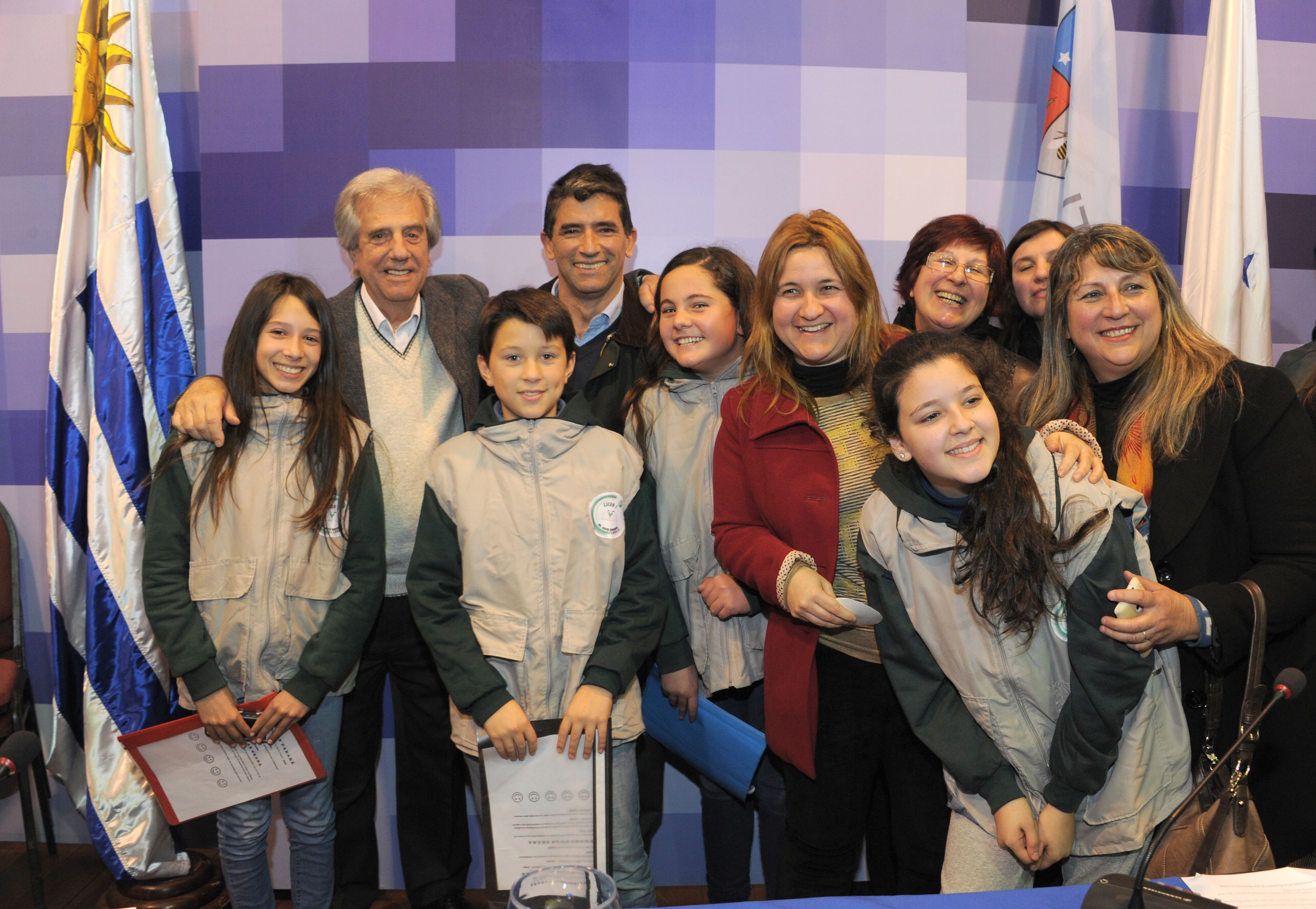 Fotos con estudiantes del Liceo Nº1 de Carmelo