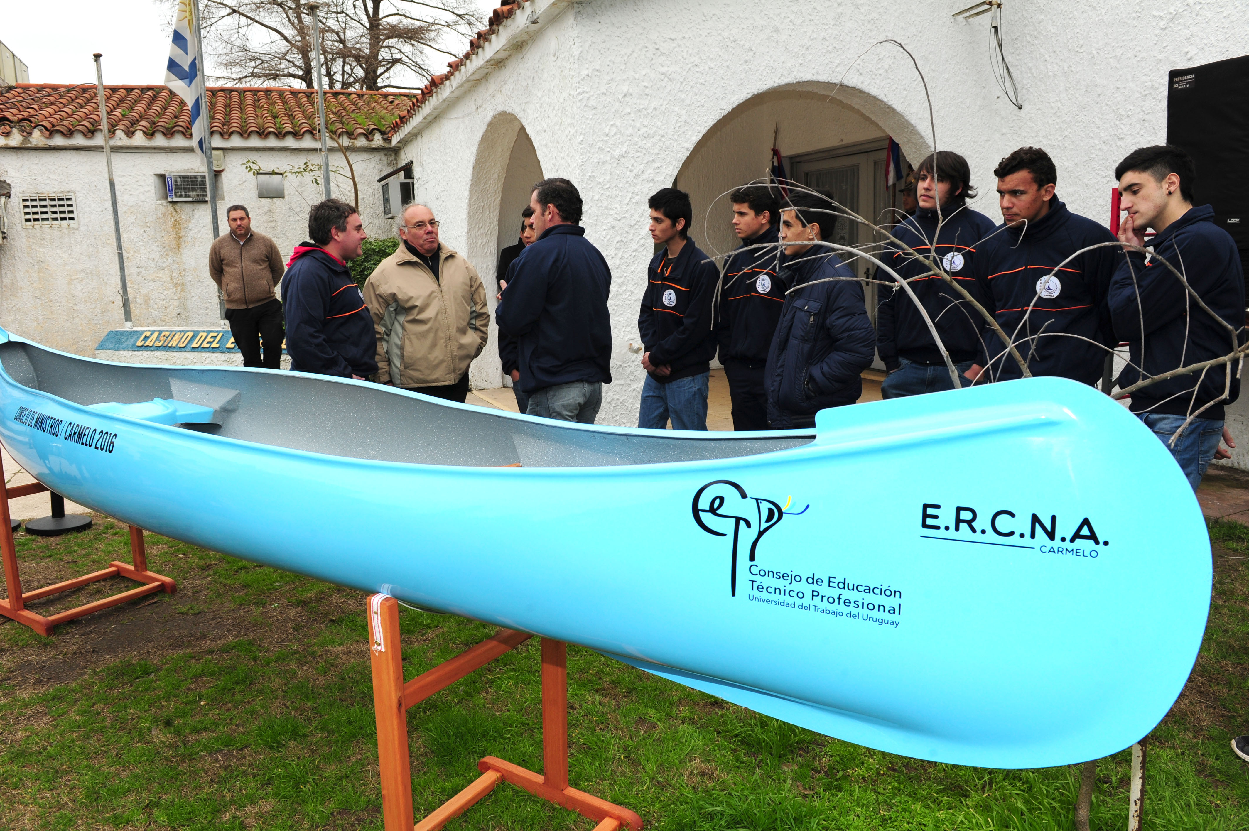 Canoa construida por estudiantes de UTU de Carmelo