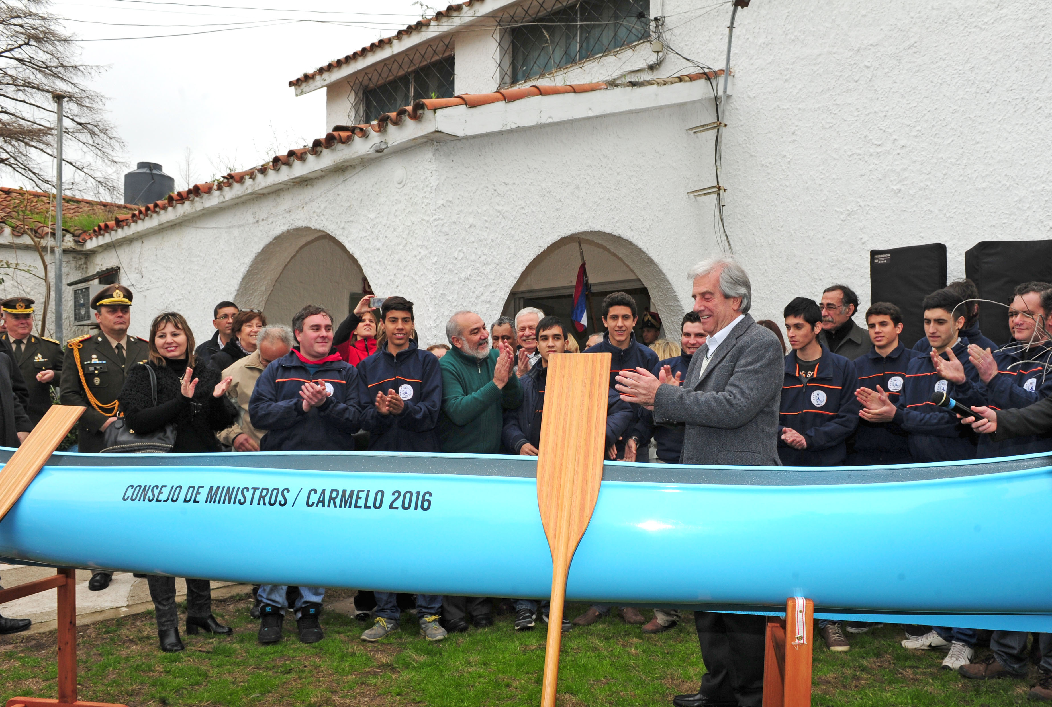Vázquez recibe Canoa construida por estudiantes de UTU de Carmelo de obsequio