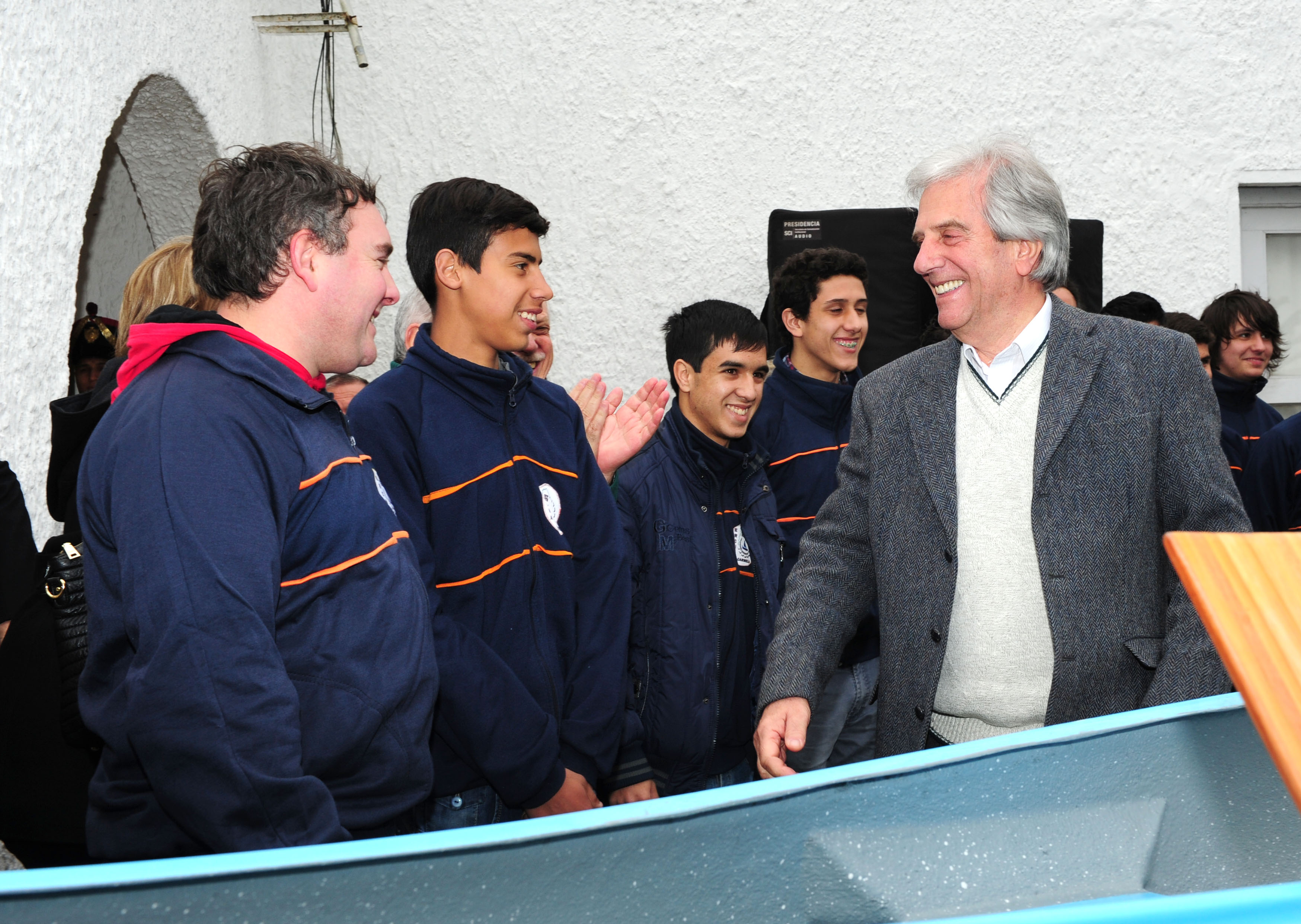 Vázquez agradece el obsequio a los estudiantes de UTU de Carmelo de obsequio