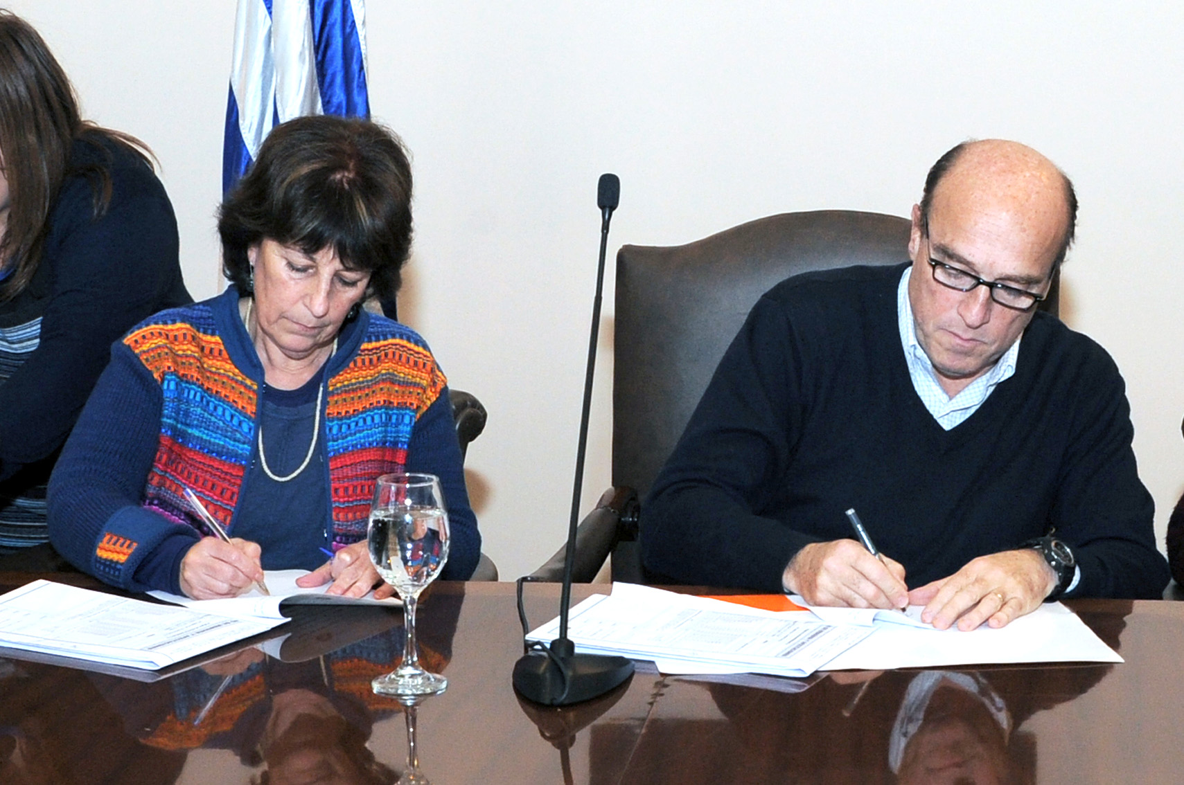 Presidenta del INAU Marisa Linder e intendente de Montevideo Daniel Martinez, firman el convenio