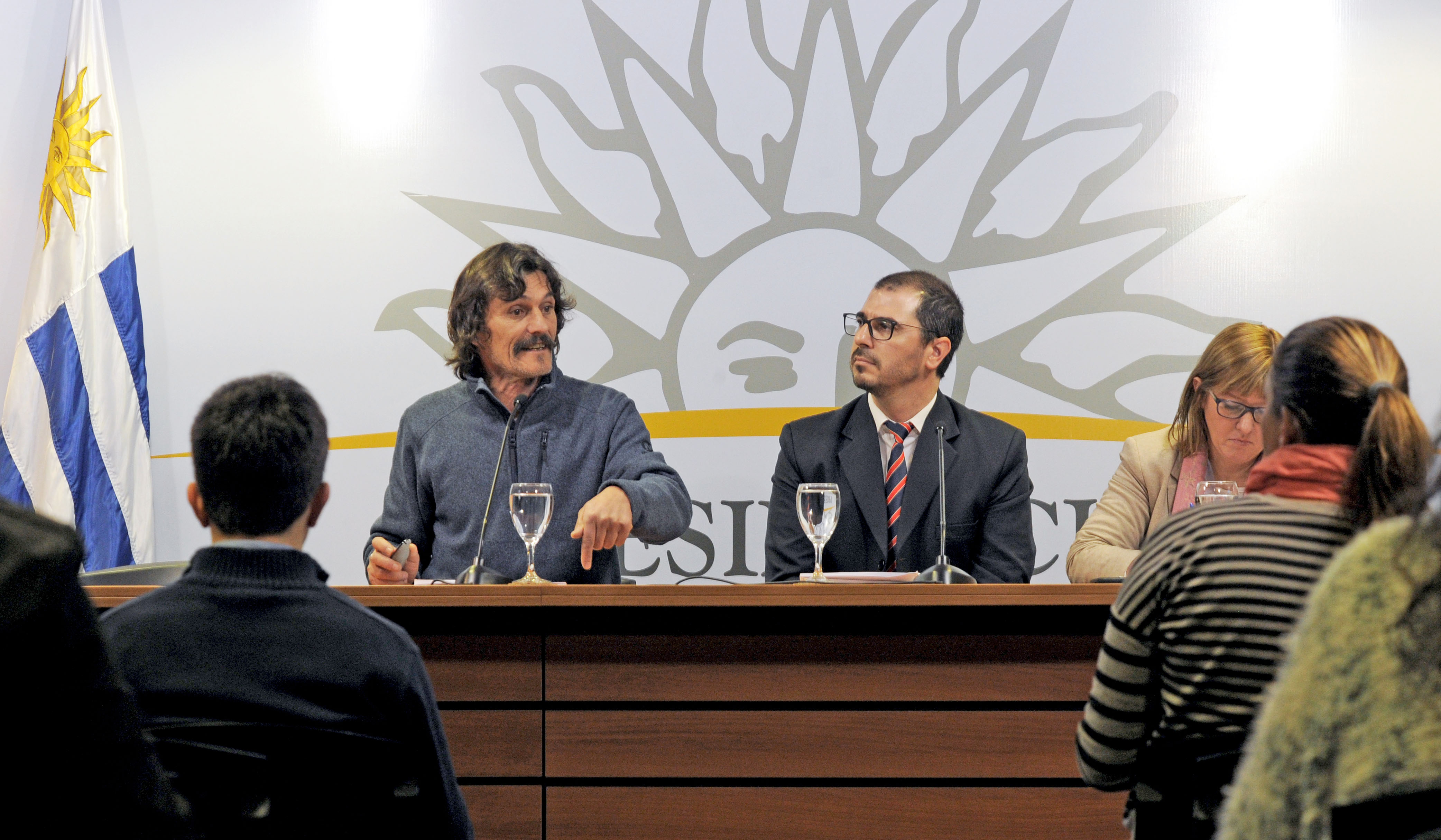 El presidente de la Unasev, Gerardo Barrios junto al prosecretario de la Presidencia, Juan Andrés Roballo