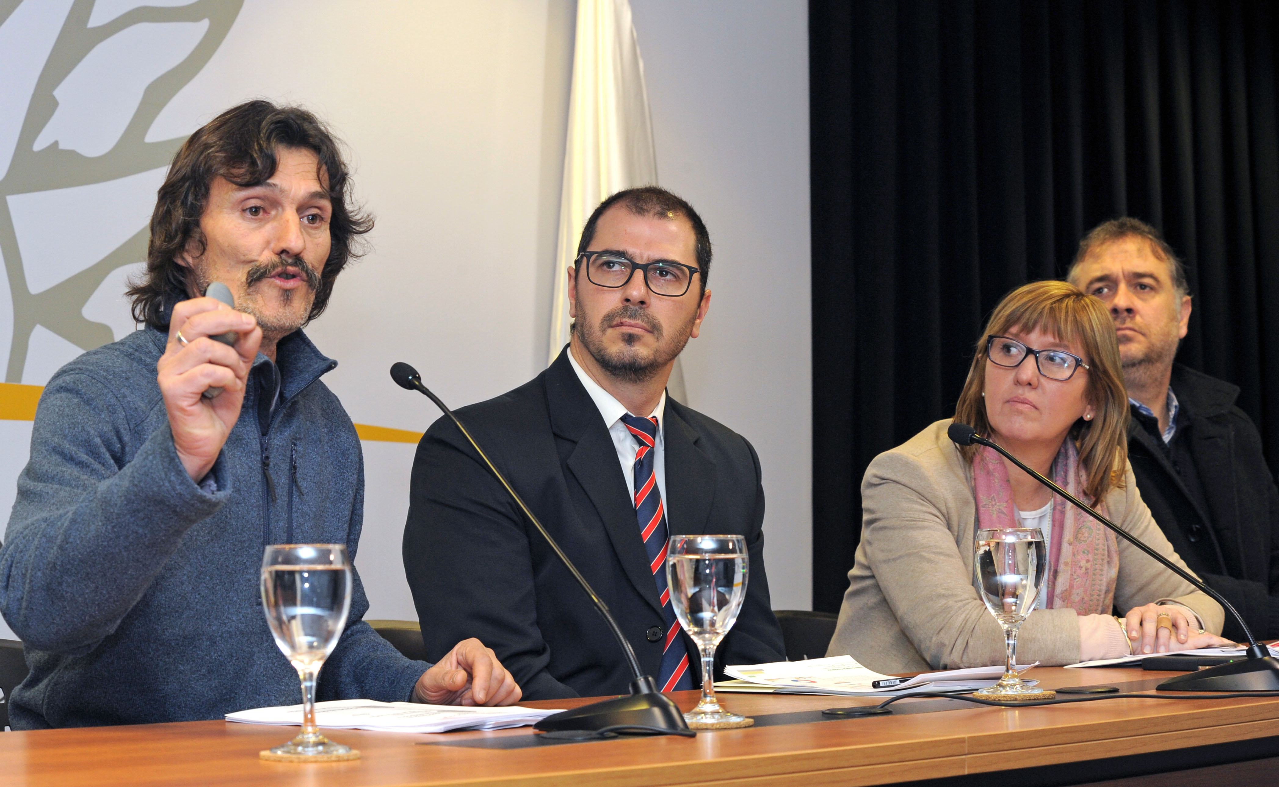 El presidente de la Unasev, Gerardo Barrios realizando la presentación de cifras