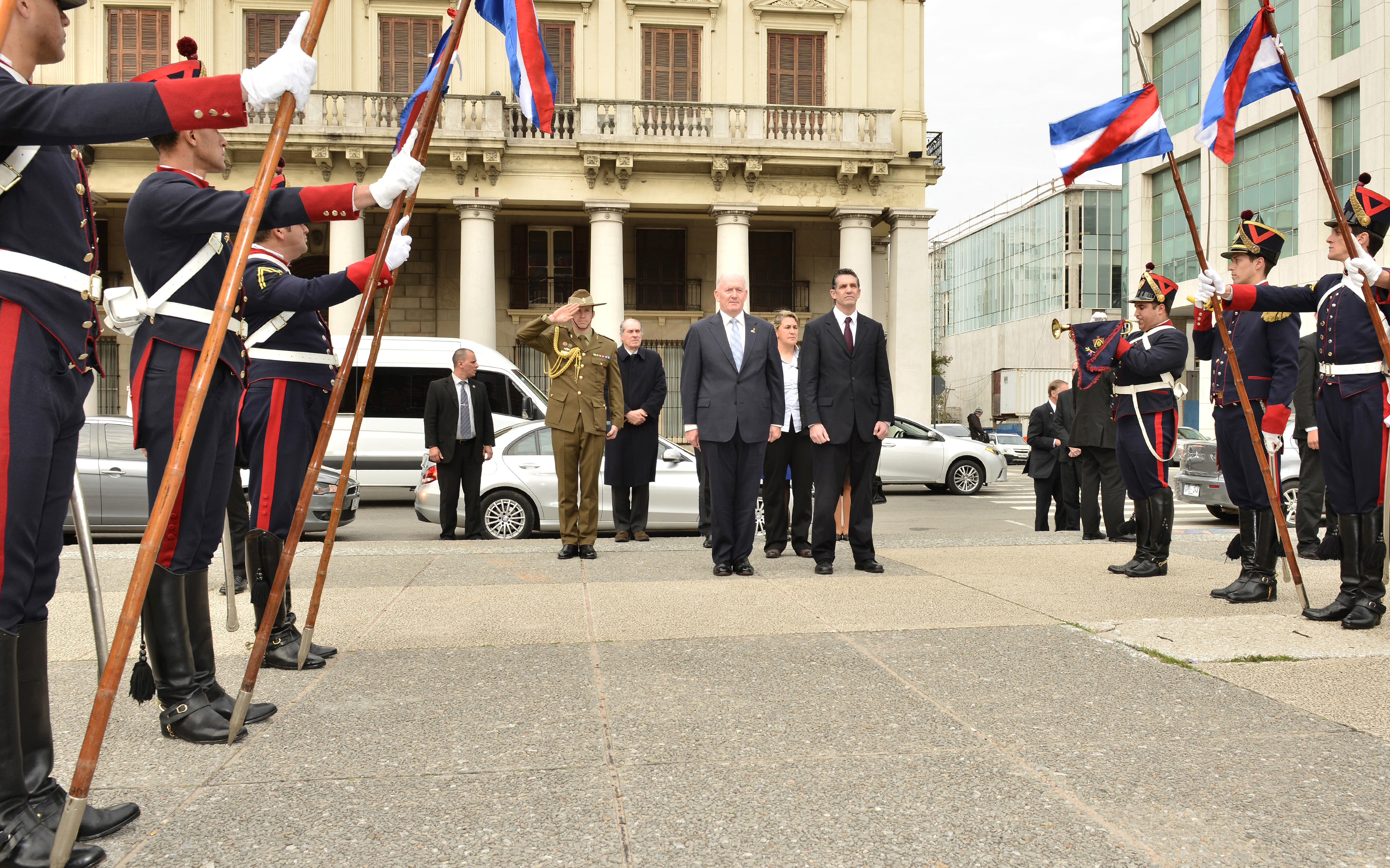 Llegada a la Plaza Independencia del Gobernador General de Australia, Peter Cosgrove