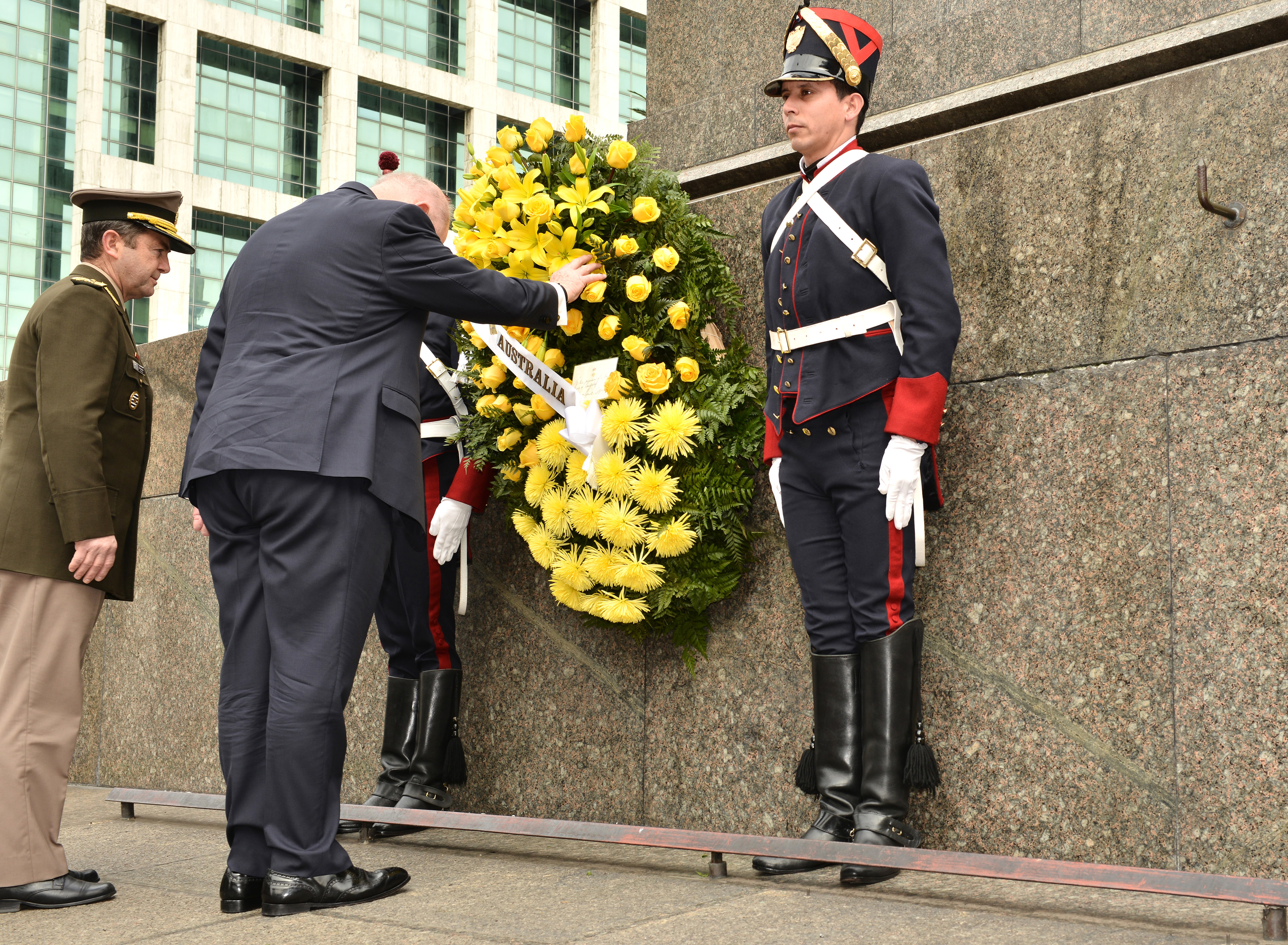 Gobernador General de Australia, Peter Cosgrove coloca una ofrenda floral a los pies del monumento a José Gervasio Artigas