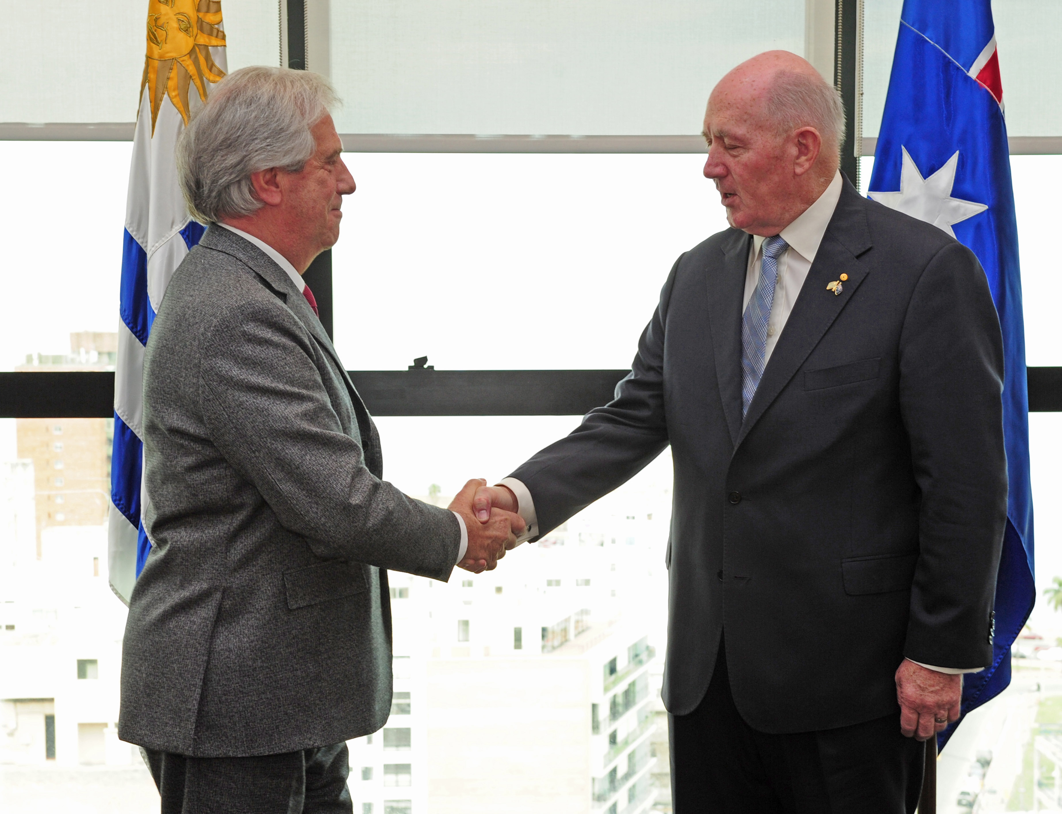 Presidente Vázquez y el Gobernador General de Australia, Peter Cosgrove se saludan