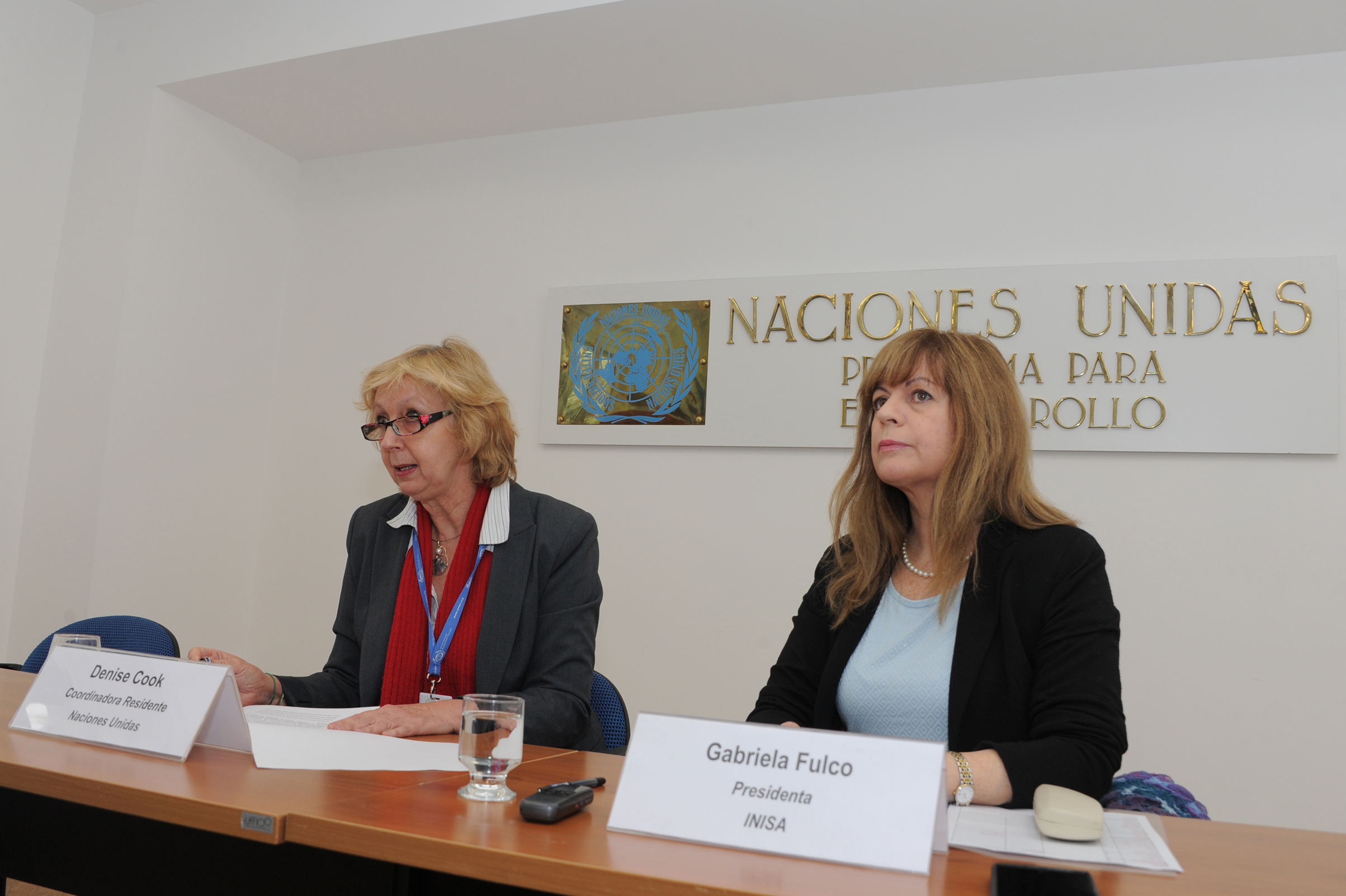 Denisse Cook, representante de Naciones Unidas y Gabriela Fulco, presidenta del INISA