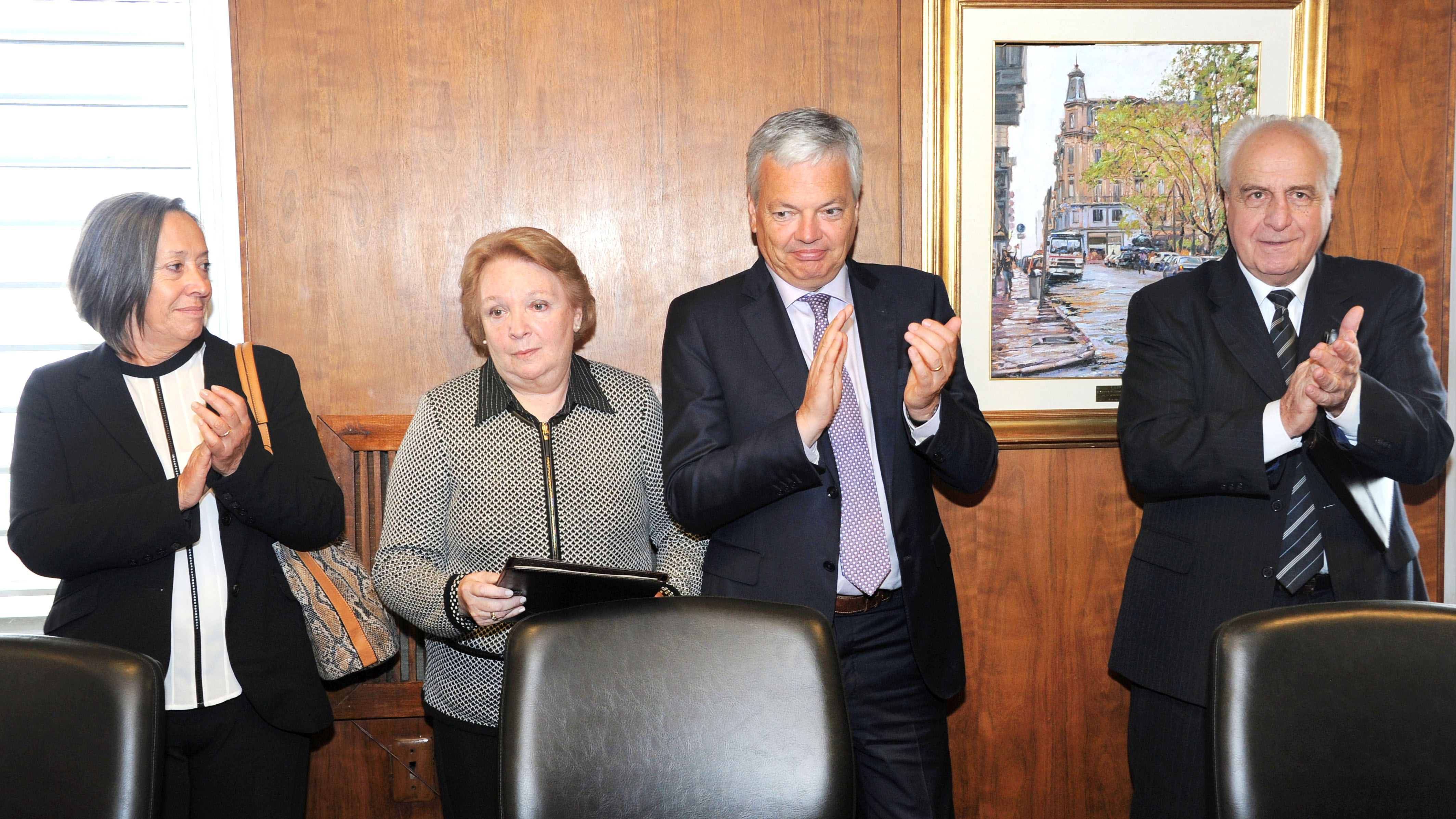 Víctor Rossi y Didier Reynders celebran la firma de contrato