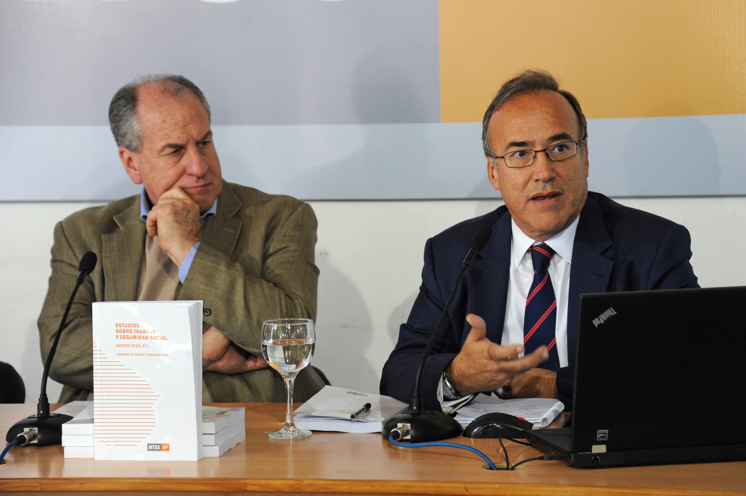 Director del Departamento de Estadística de la OIT, Rafael Diez de Medina, dirigiéndose a los presentes