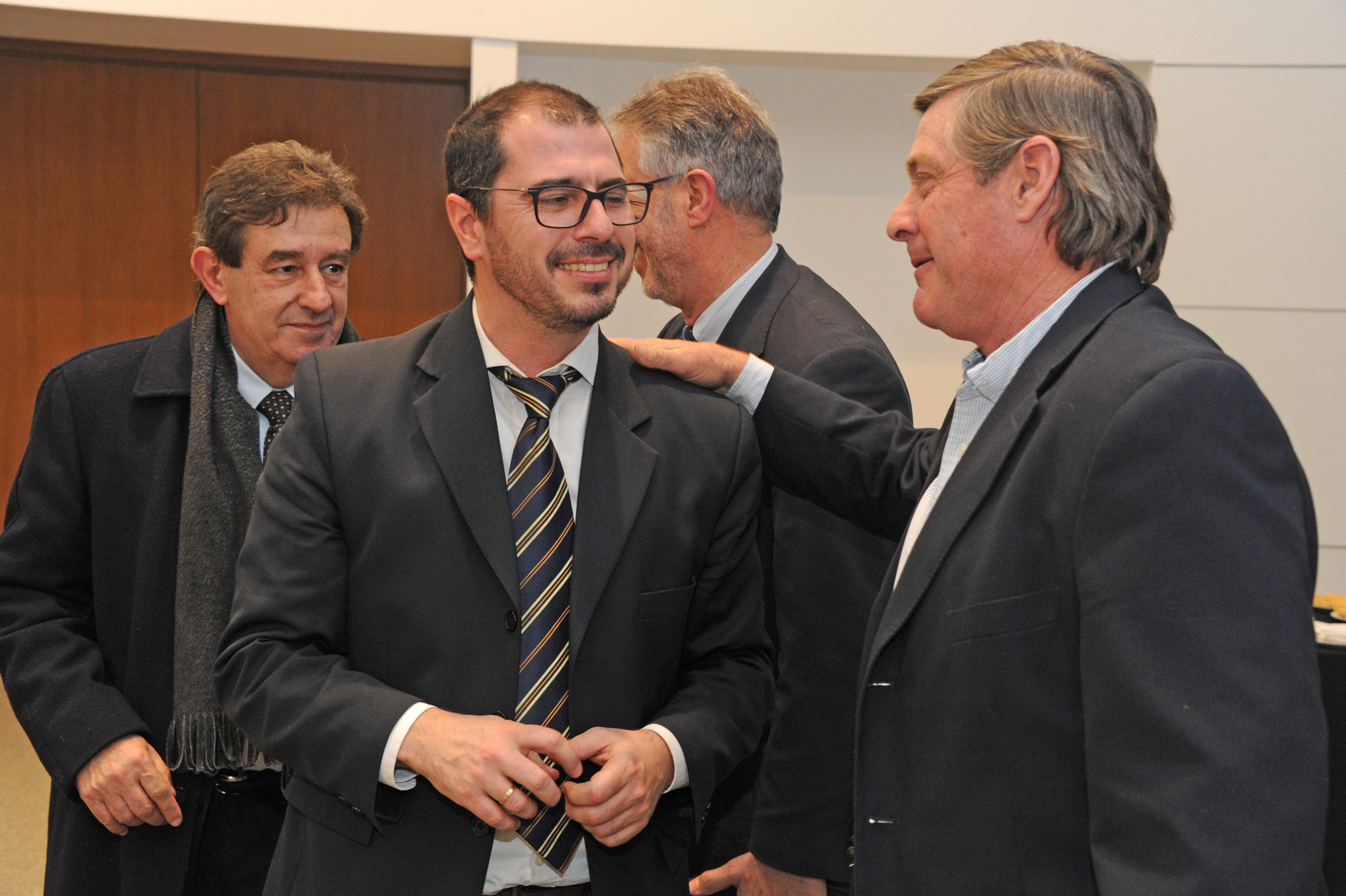 Prosecretario Juan Andrés Roballo es saludado por Guillermo Besozzi, representante del Partido Nacional