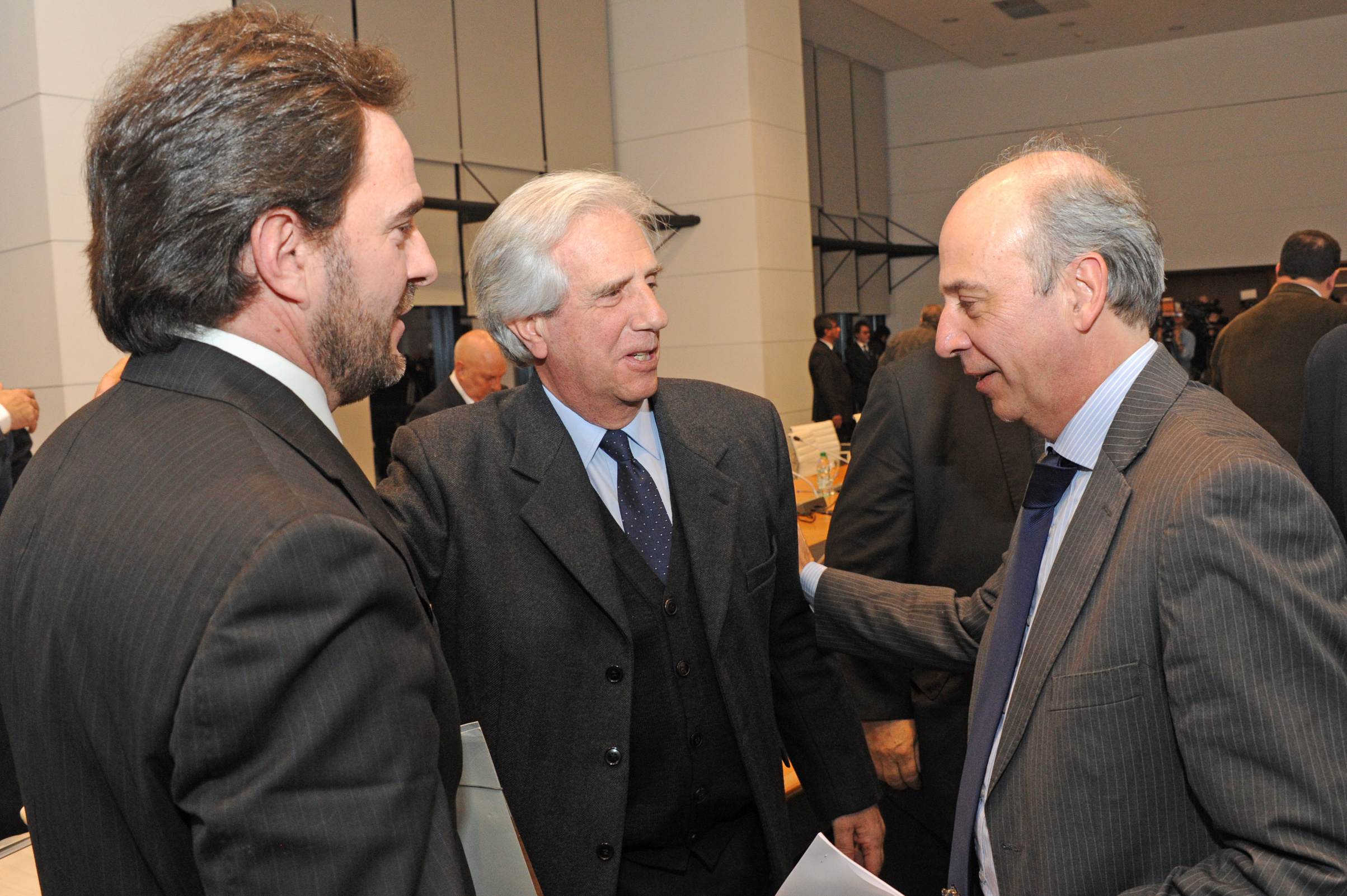 Presdiente Tabaré Vázquez dialoga con Javier García, representante del Partido Nacional y Germán Cardozo, representante del Partido Colorado