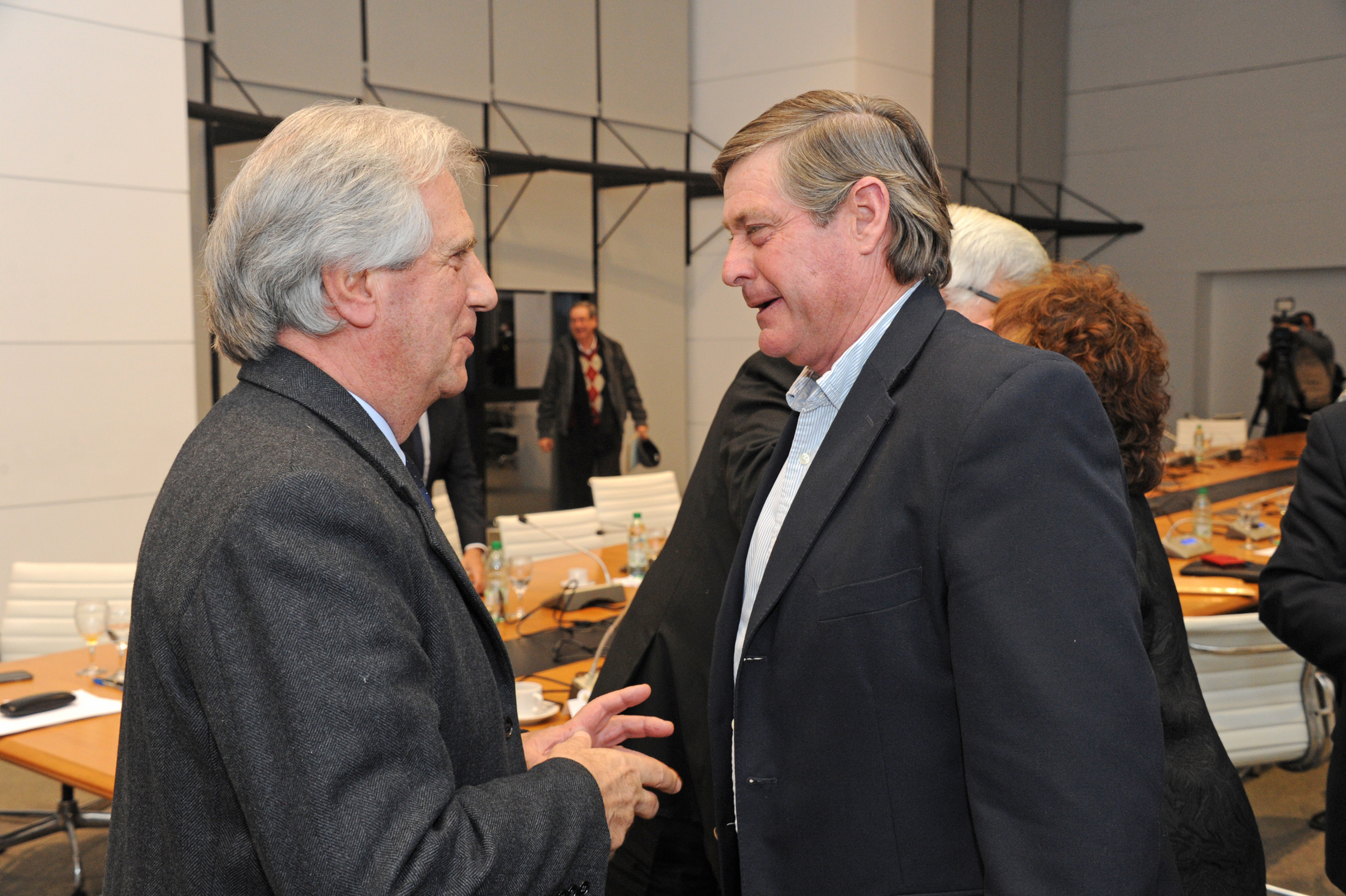 Presdiente Tabaré Vázquez dialoga con Guillermo Besozzi, representante del Partido Nacional