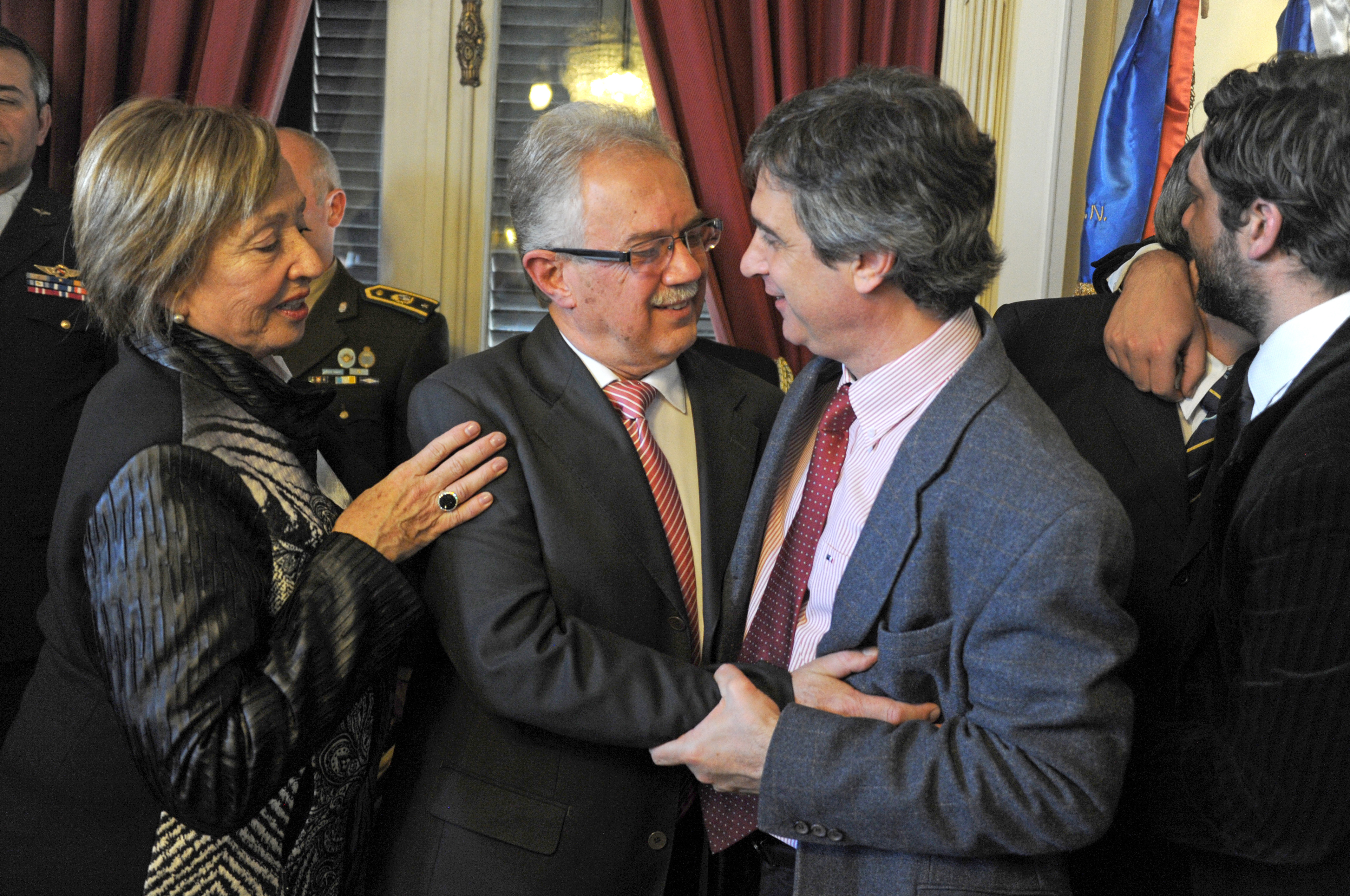 Ministra de Educación y Cultura, María Julia Muñoz junto a Álvaro García, Director de OPP, saludan al ministro Jorge Menéndez