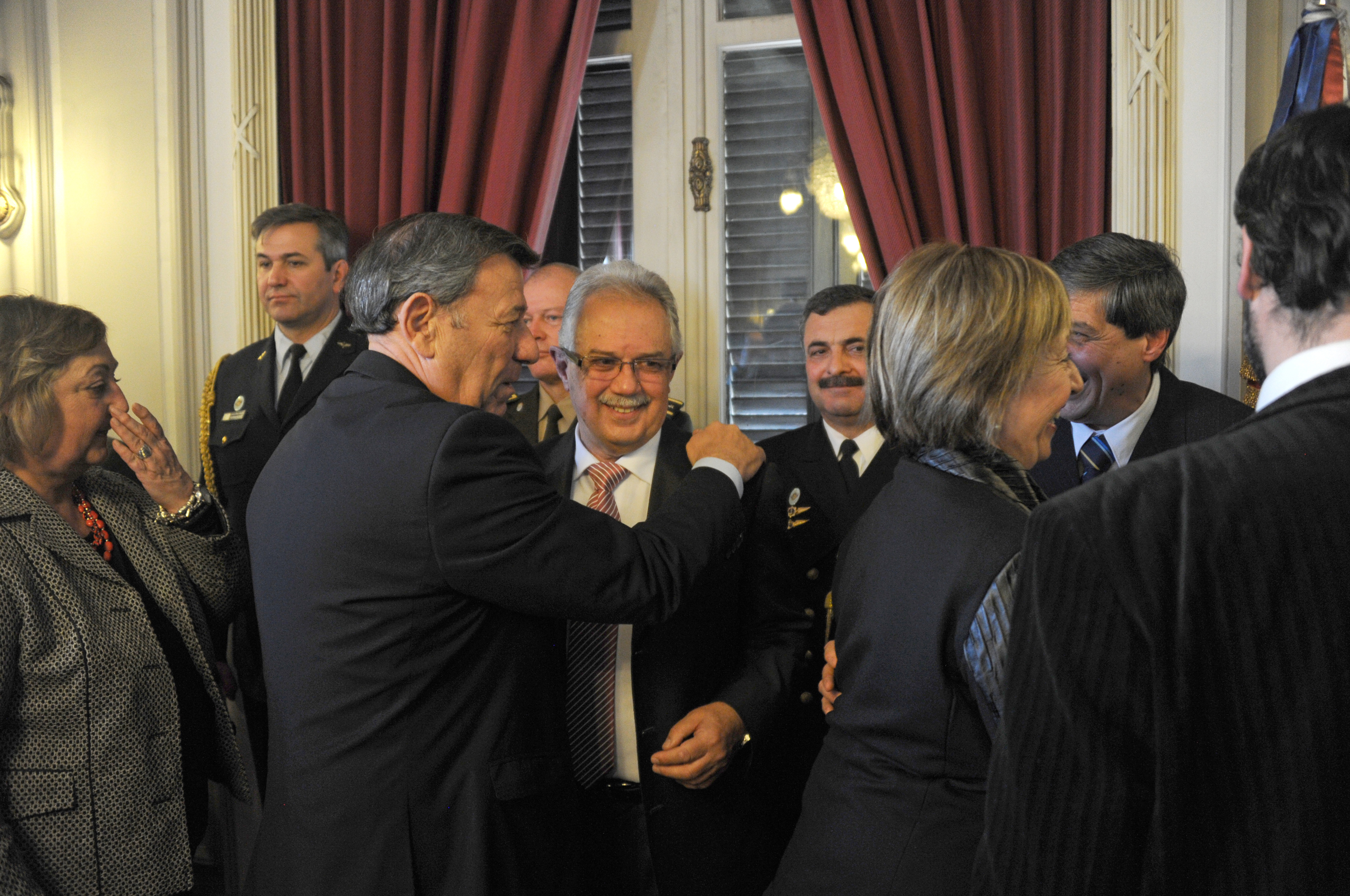 Canciller Rodolfo Nin Novoa, saluda a Ministro de Defensa Nacional, Jorge Menéndez