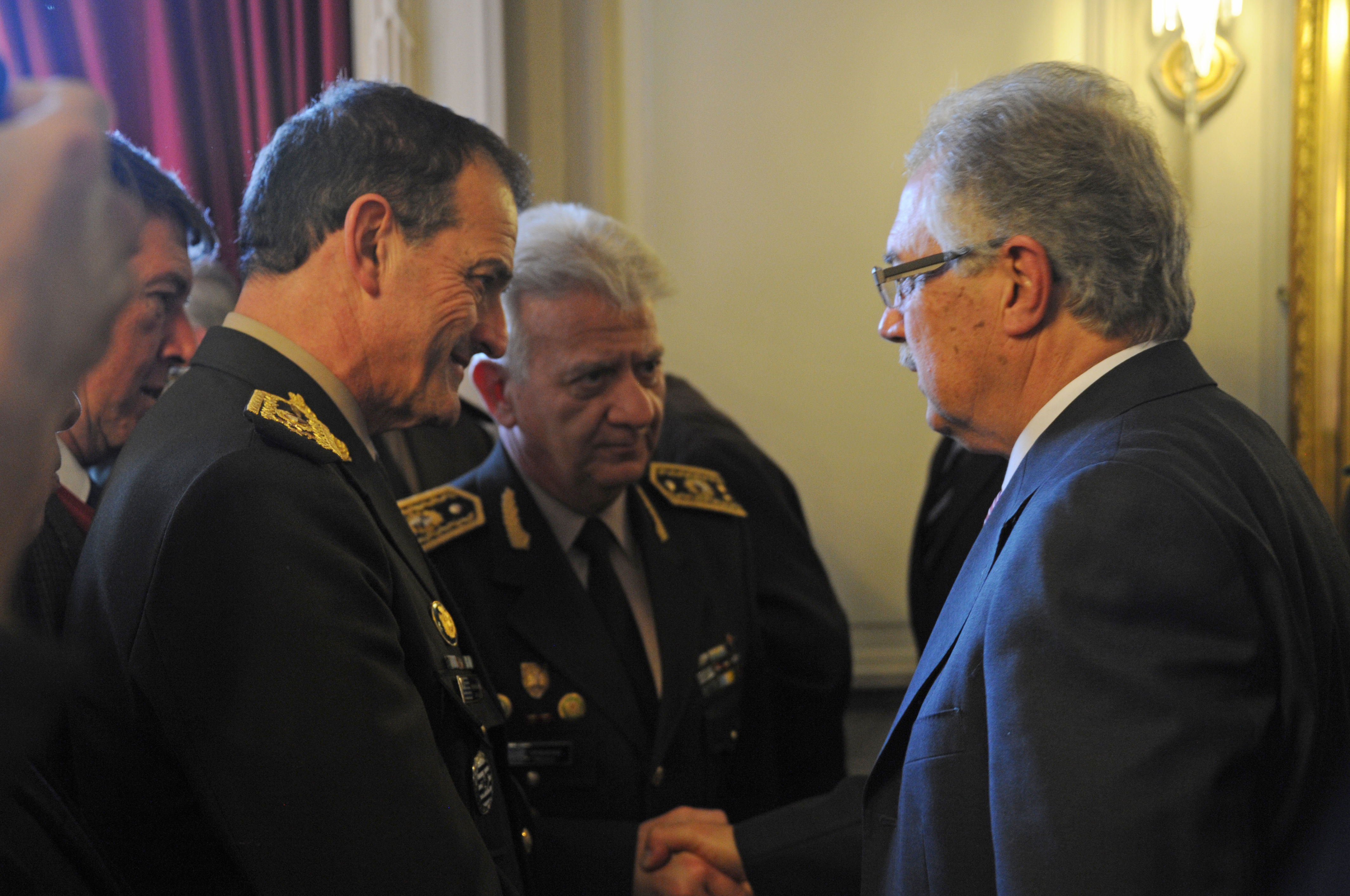 Ministro de Defensa Nacional, Jorge Menéndez, recibe saludos de los jerarcas militares