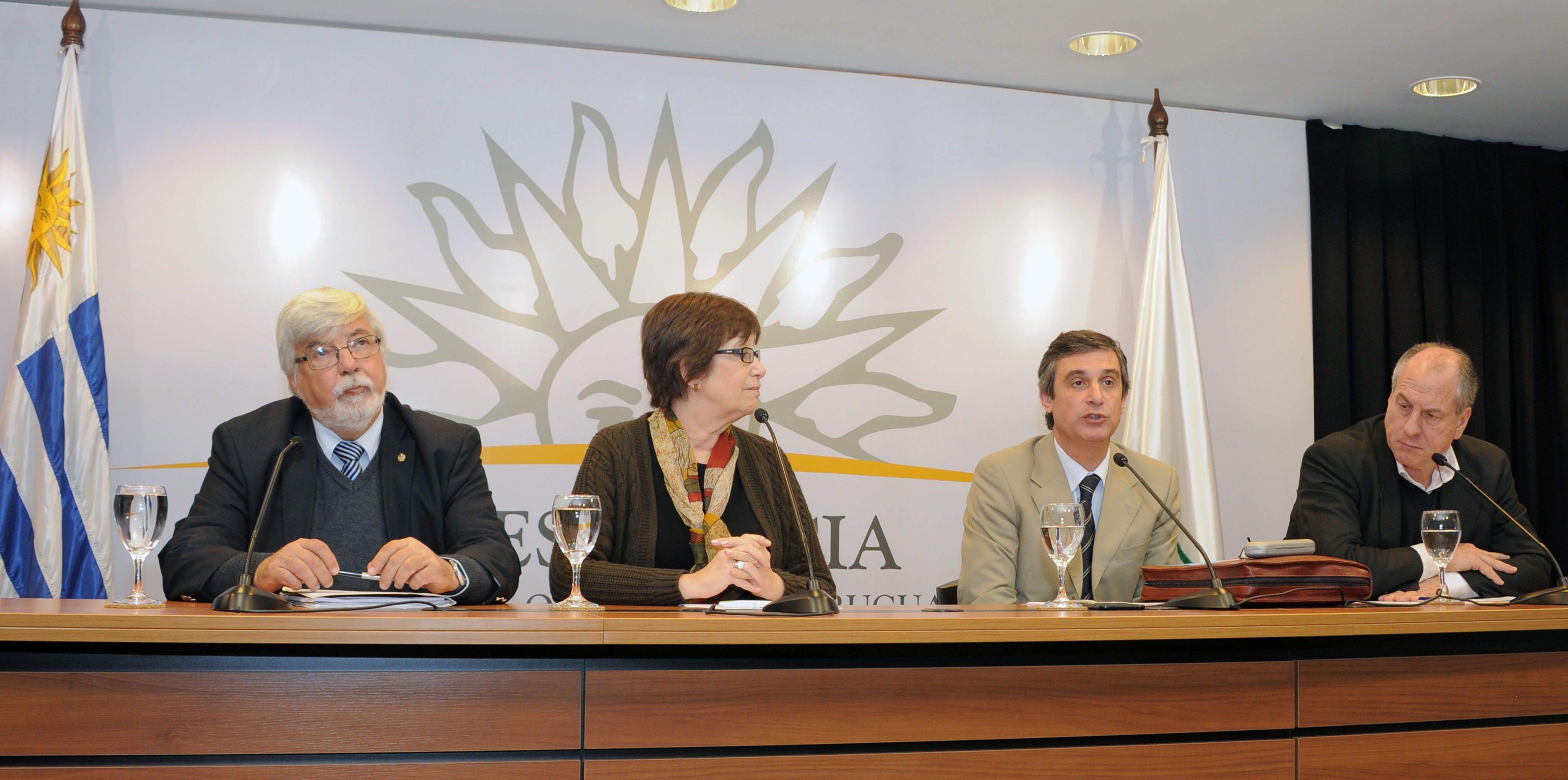 Eduardo Bonomi, Marina Arismendi, Álvaro García y Ernesto Murro, voceros en la conferencia de prensa