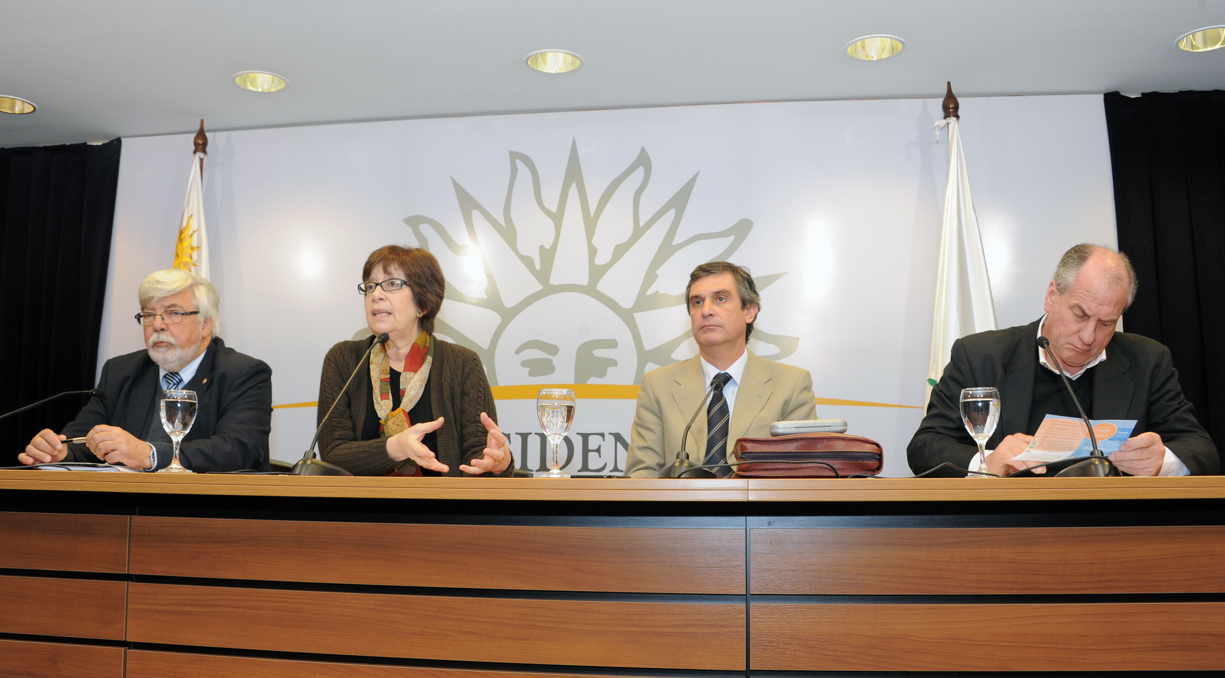 Eduardo Bonomi, Marina Arismendi, Álvaro García y Ernesto Murro, voceros en la conferencia de prensa