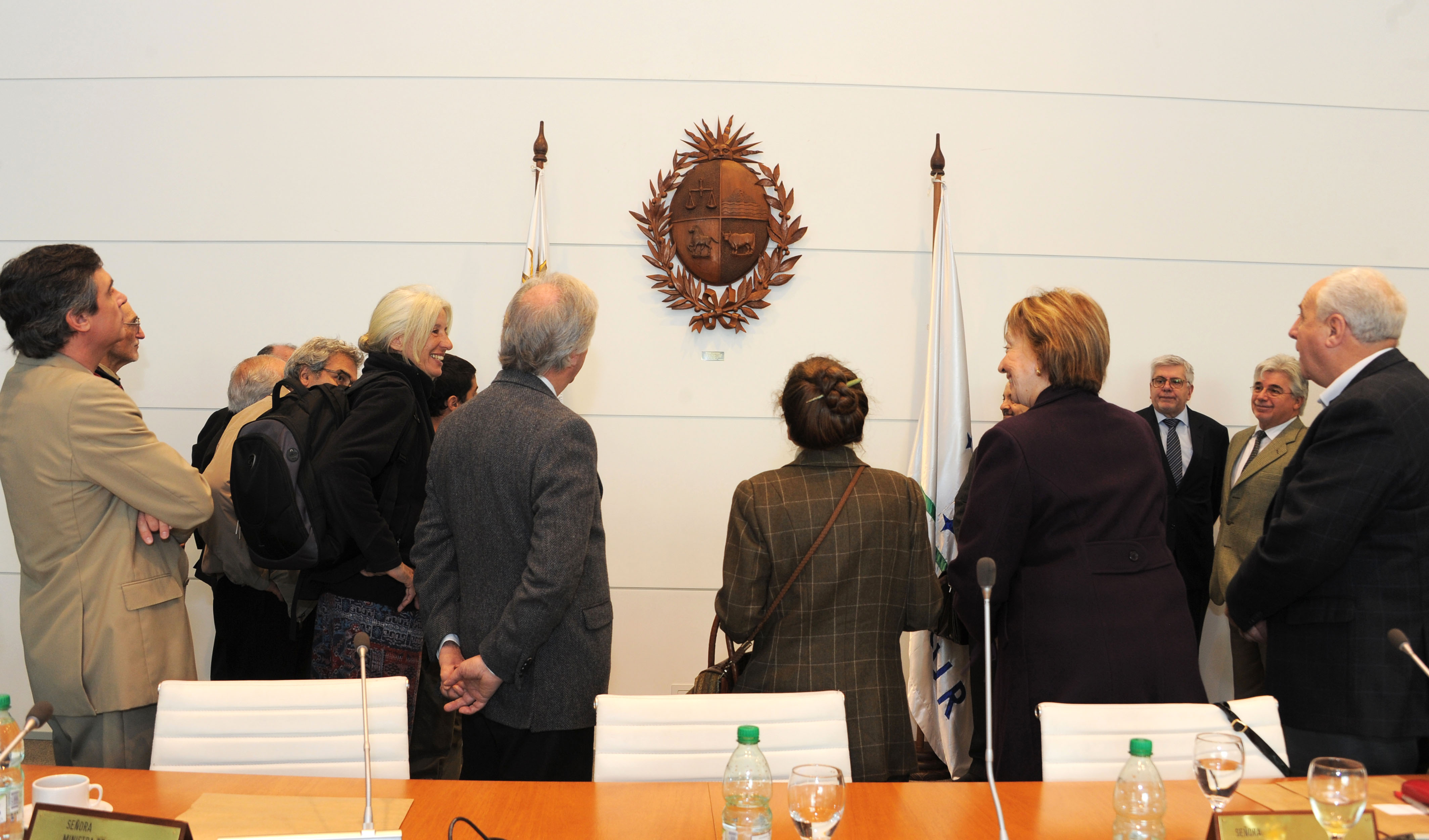 Vázquez, ministros y representantes de la UTU observan el Escudo Nacional en madera