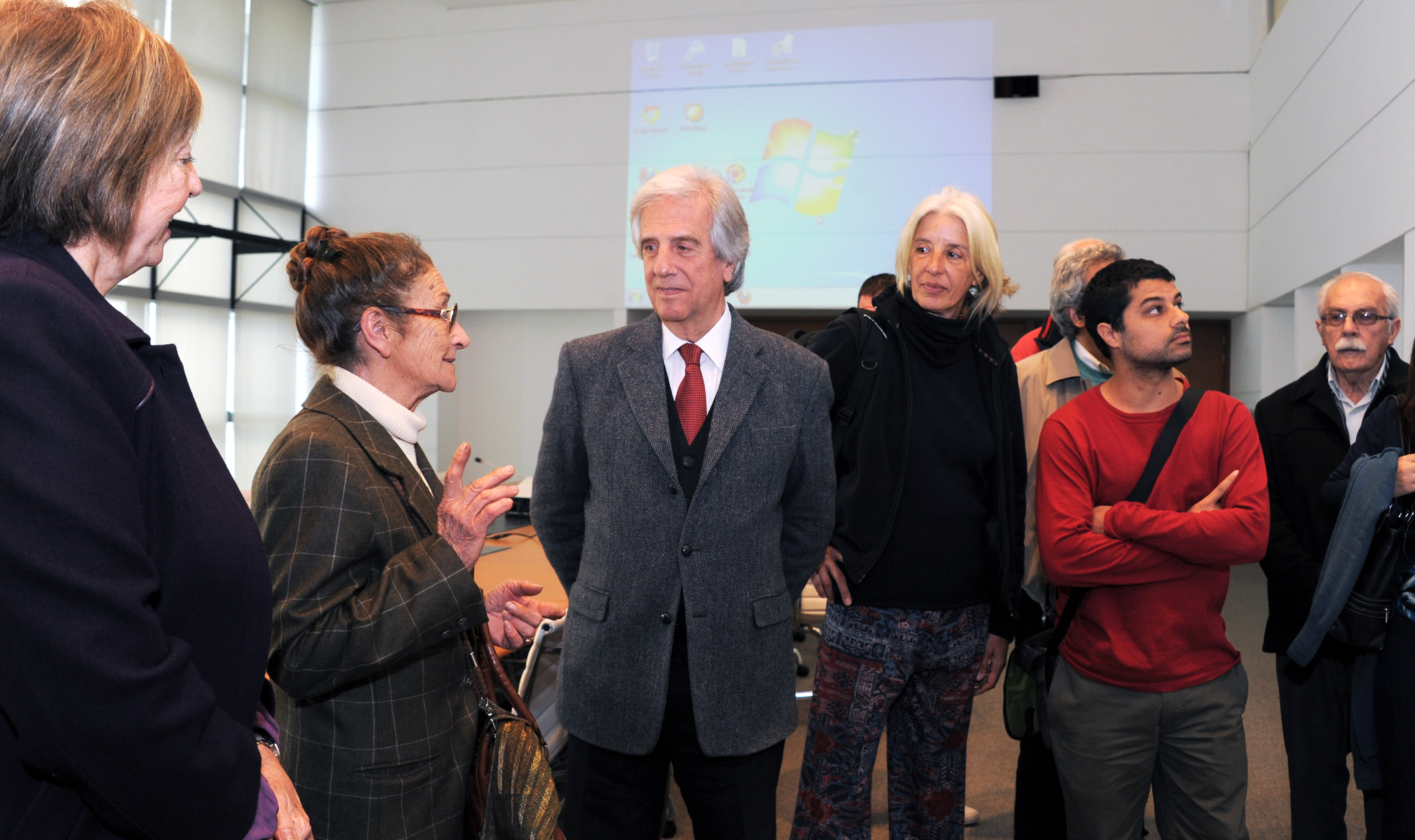Vázquez, ministros y representantes de la UTU observan el Escudo Nacional en madera