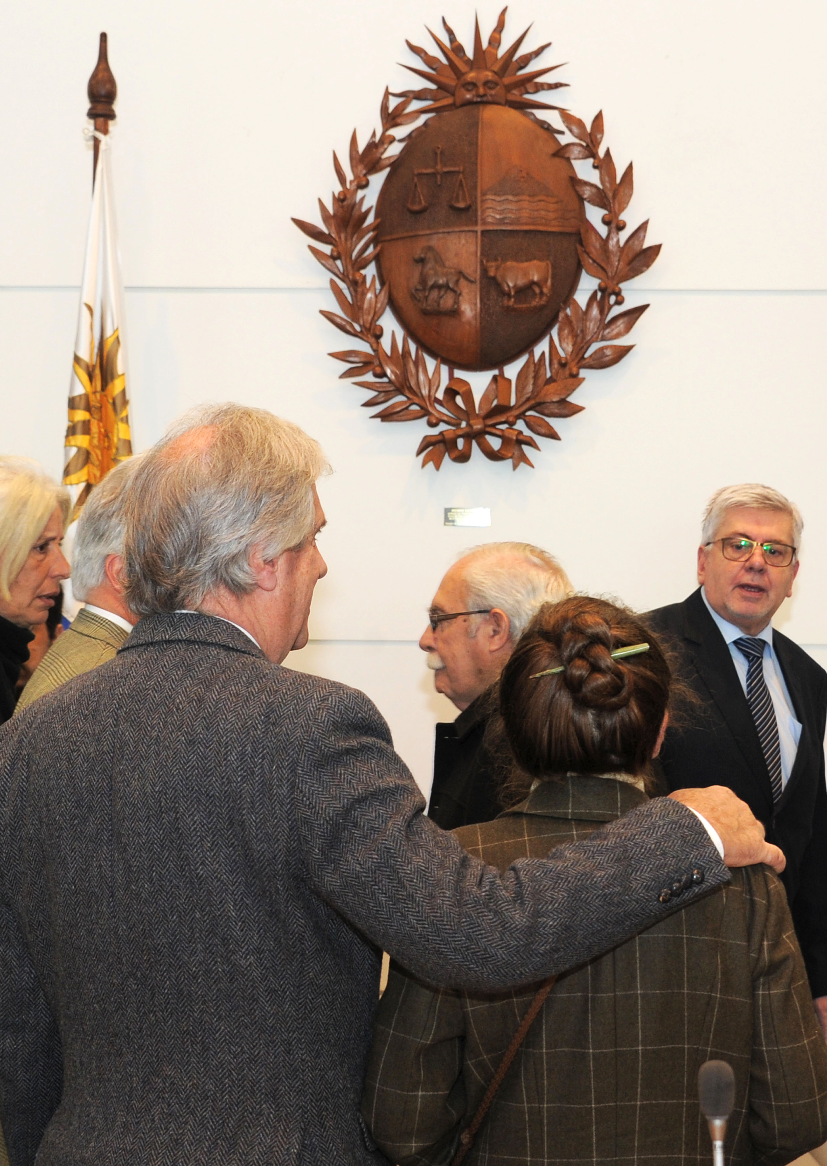 Vázquez, ministros y representantes de la UTU observan el Escudo Nacional en madera
