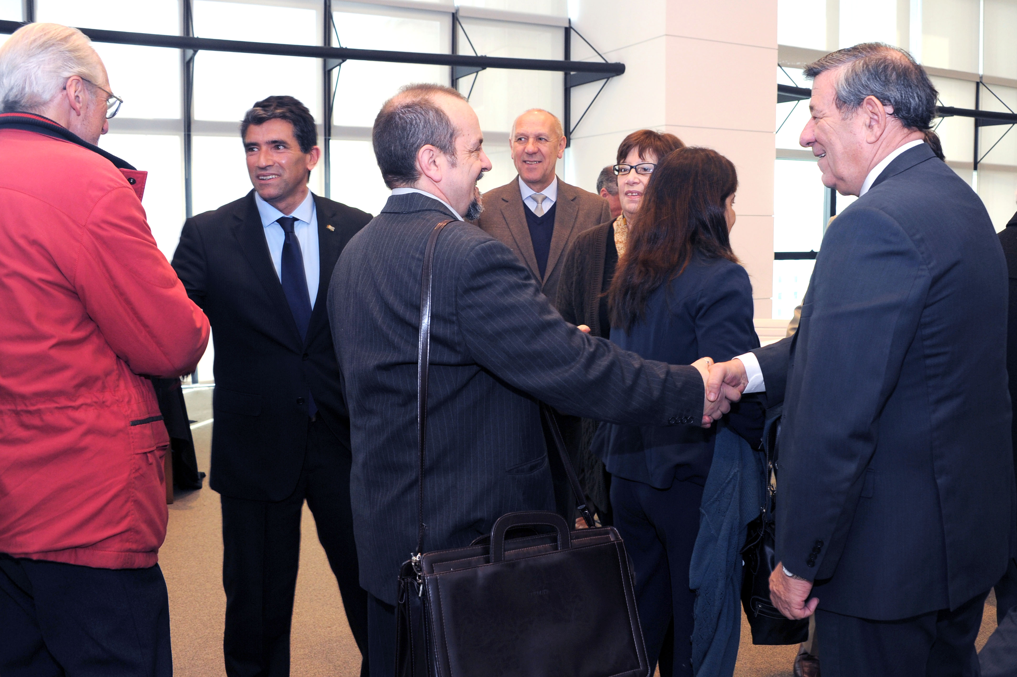 Vicepresidente Raúl Sendic y canciller Rodolfo Nin Novoa, saludan a integrantes de la UTU