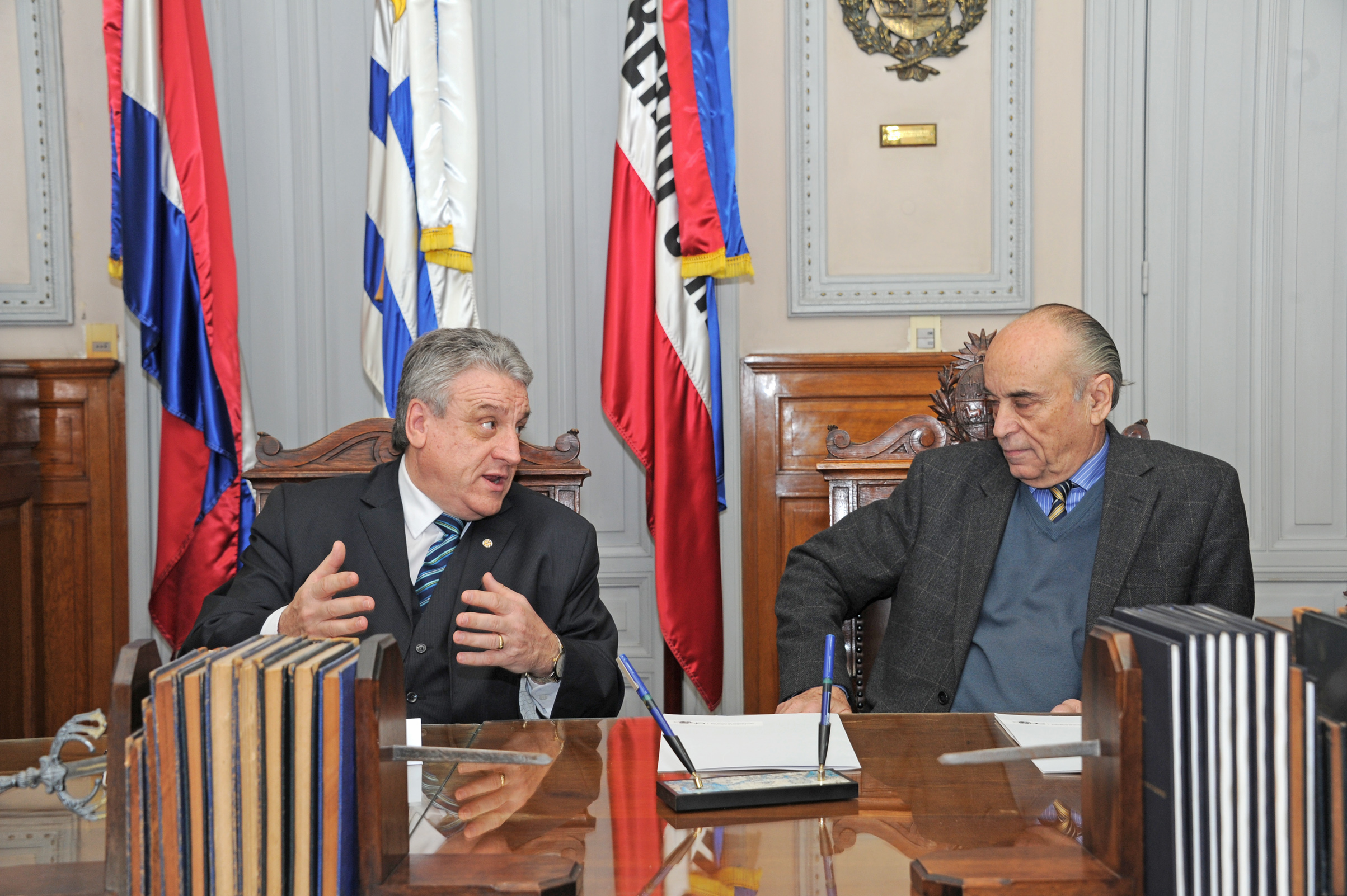 Director de la Oficina Nacional del Servicio Civil, Alberto Scavarelli, dirigiéndose a los presentes, y presidente de la Corte Electoral, José Arocena