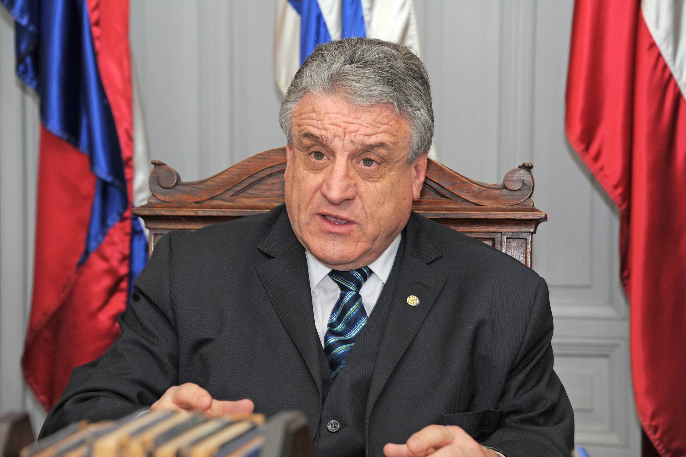 Director de la Oficina Nacional del Servicio Civil, Alberto Scavarelli, dirigiéndose a los presentes