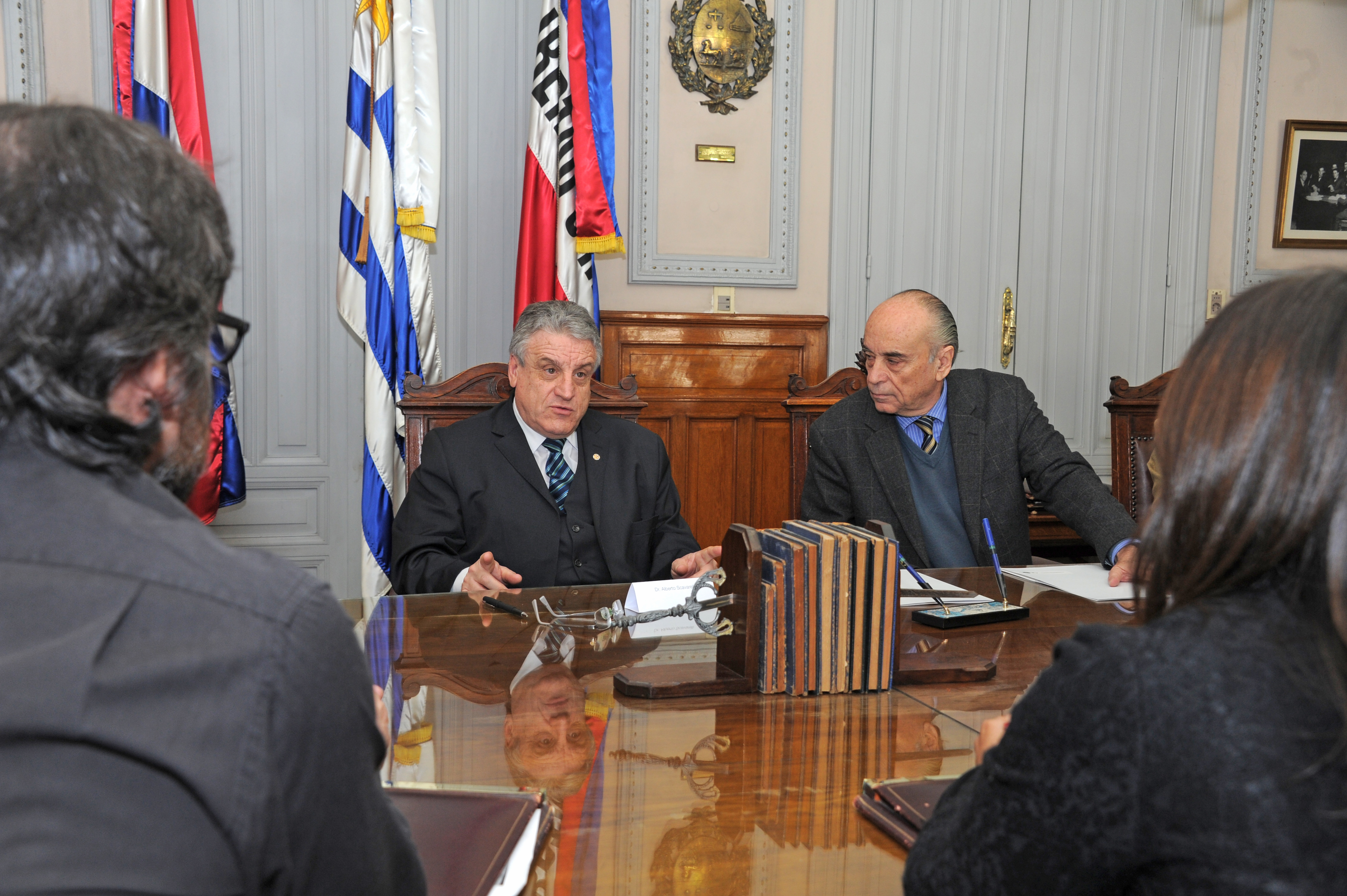 Director de la Oficina Nacional del Servicio Civil, Alberto Scavarelli, dirigiéndose a los presentes, y presidente de la Corte Electoral, José Arocena