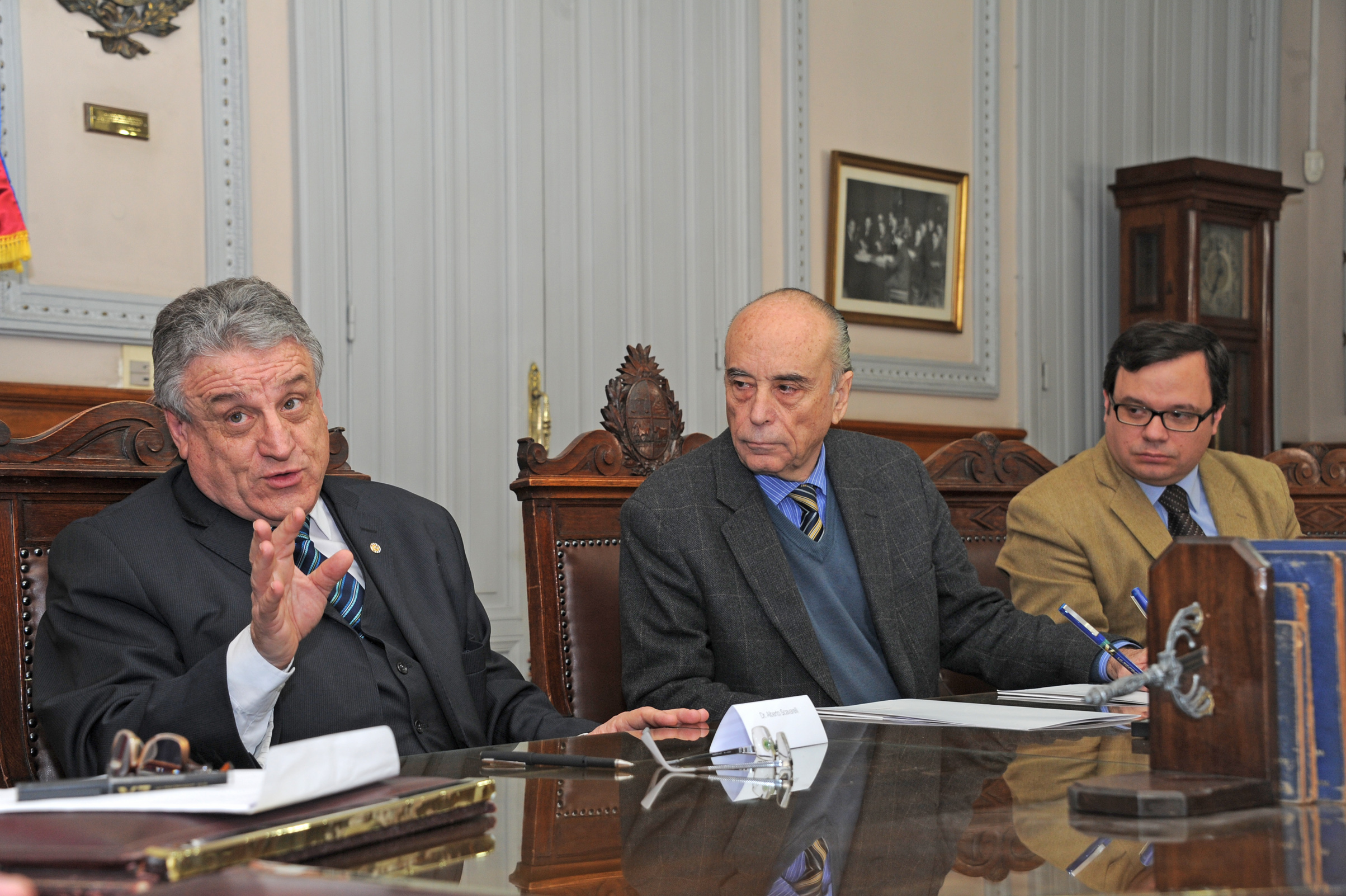 Director de la Oficina Nacional del Servicio Civil, Alberto Scavarelli, dirigiéndose a los presentes, y presidente de la Corte Electoral, José Arocena