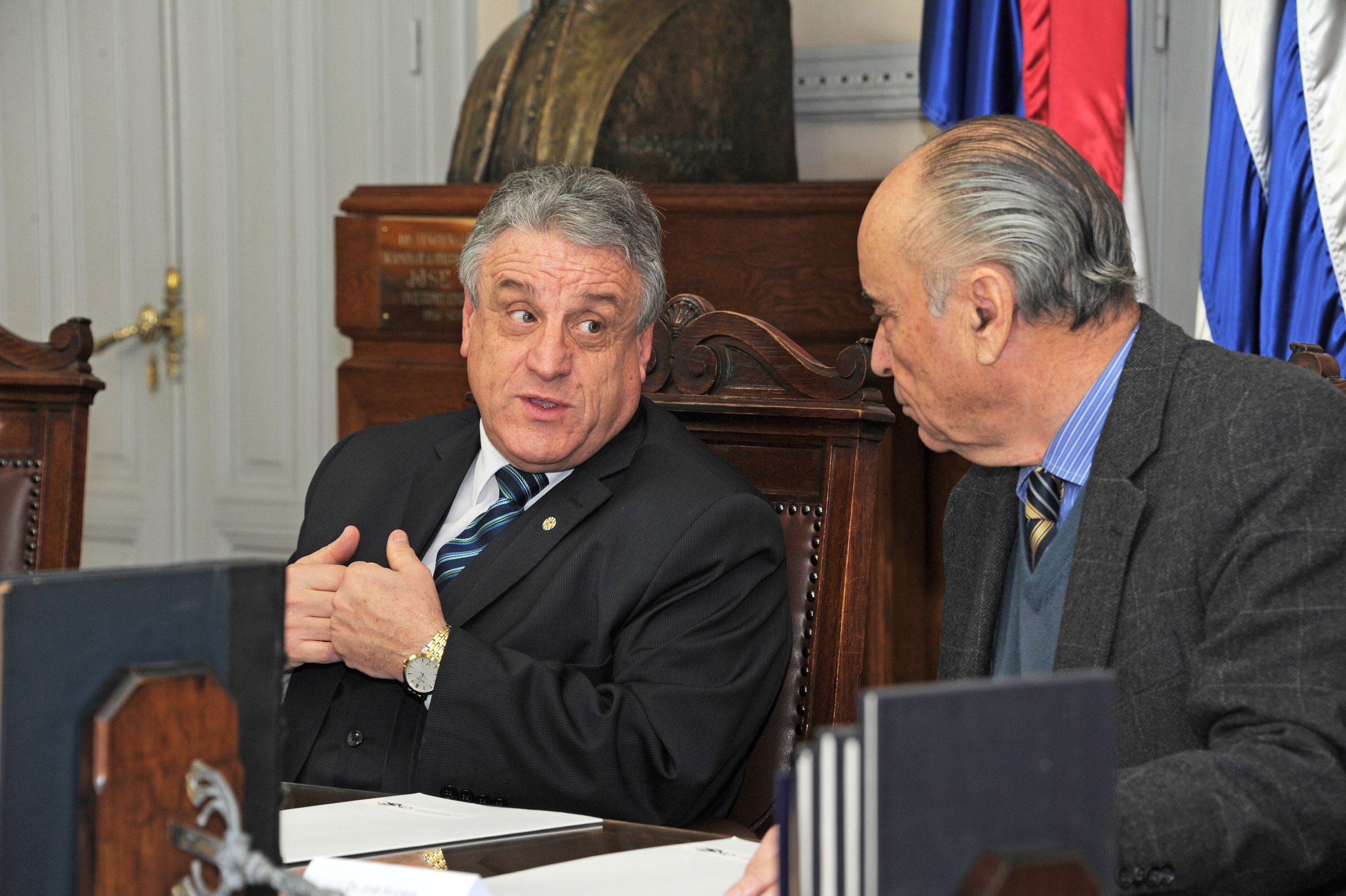 Director de la Oficina Nacional del Servicio Civil, Alberto Scavarelli, dirigiéndose a los presentes, y presidente de la Corte Electoral, José Arocena