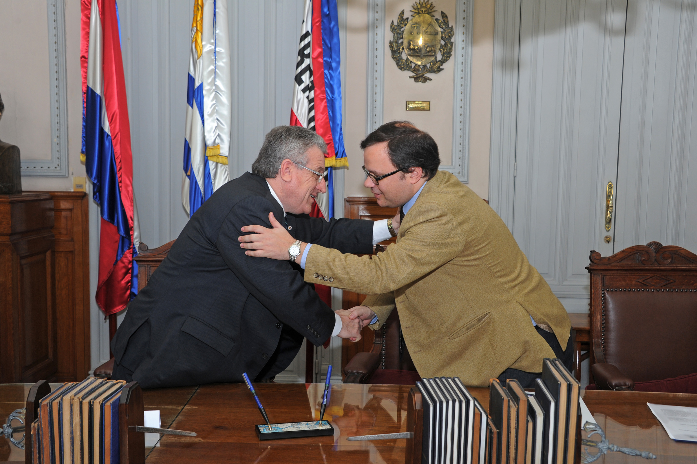 Saludo de autoridades al culminar la firma de convenio