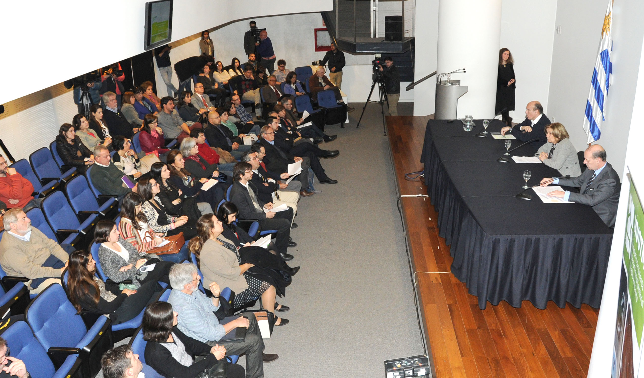 Presentación de informe en el salón de actos de la Torre Ejecutiva