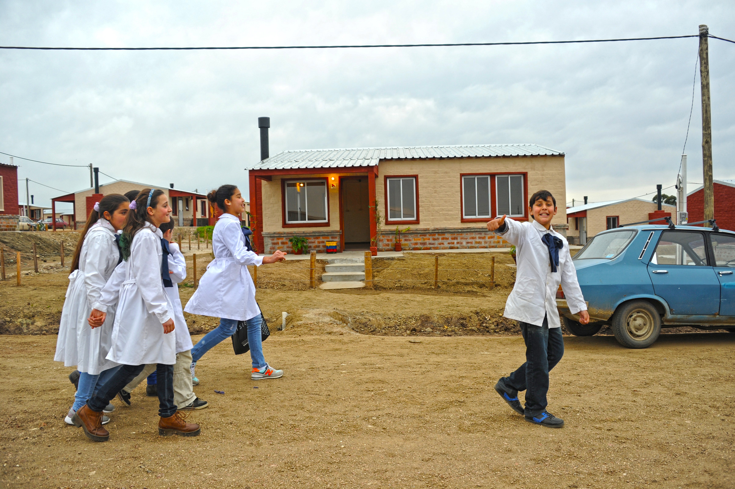 Alumnos de la Escuela local, llegan al acto de entrega de viviendas