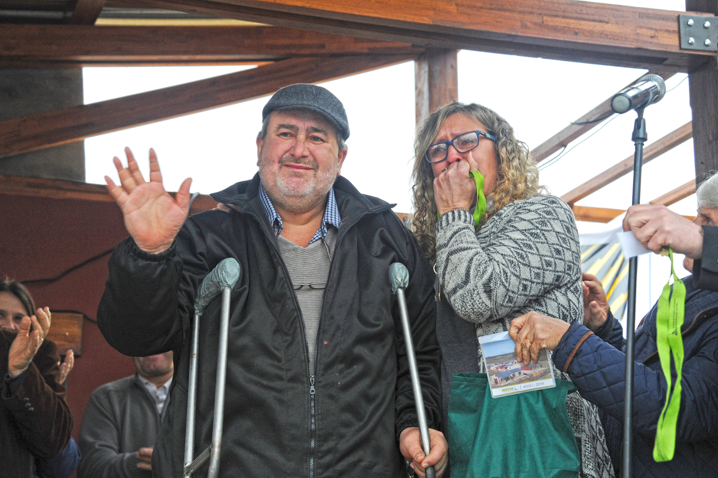 Vecinos recorriendo el grupo de 45 viviendas
