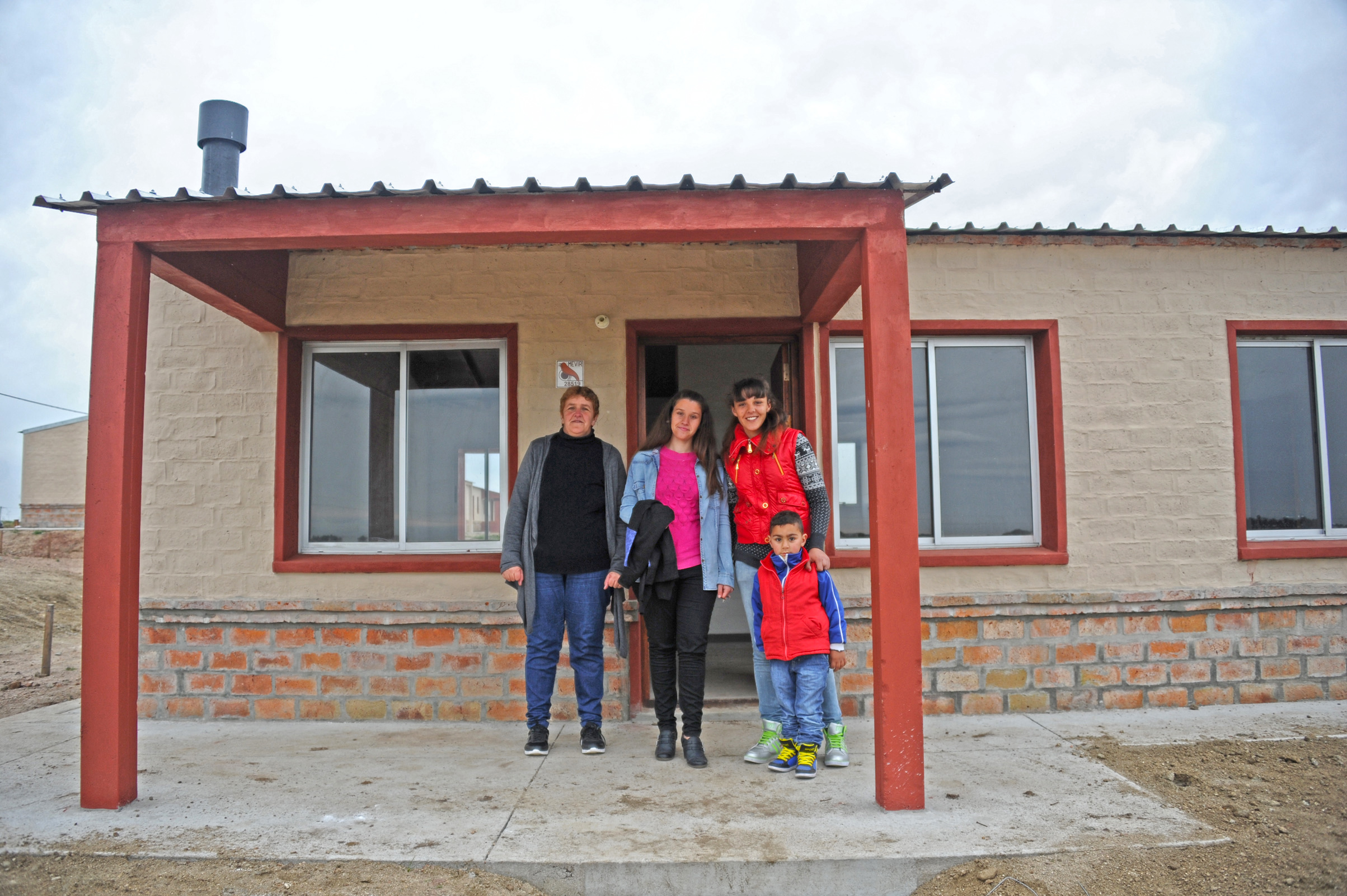 Familia ingresando a su nueva vivienda