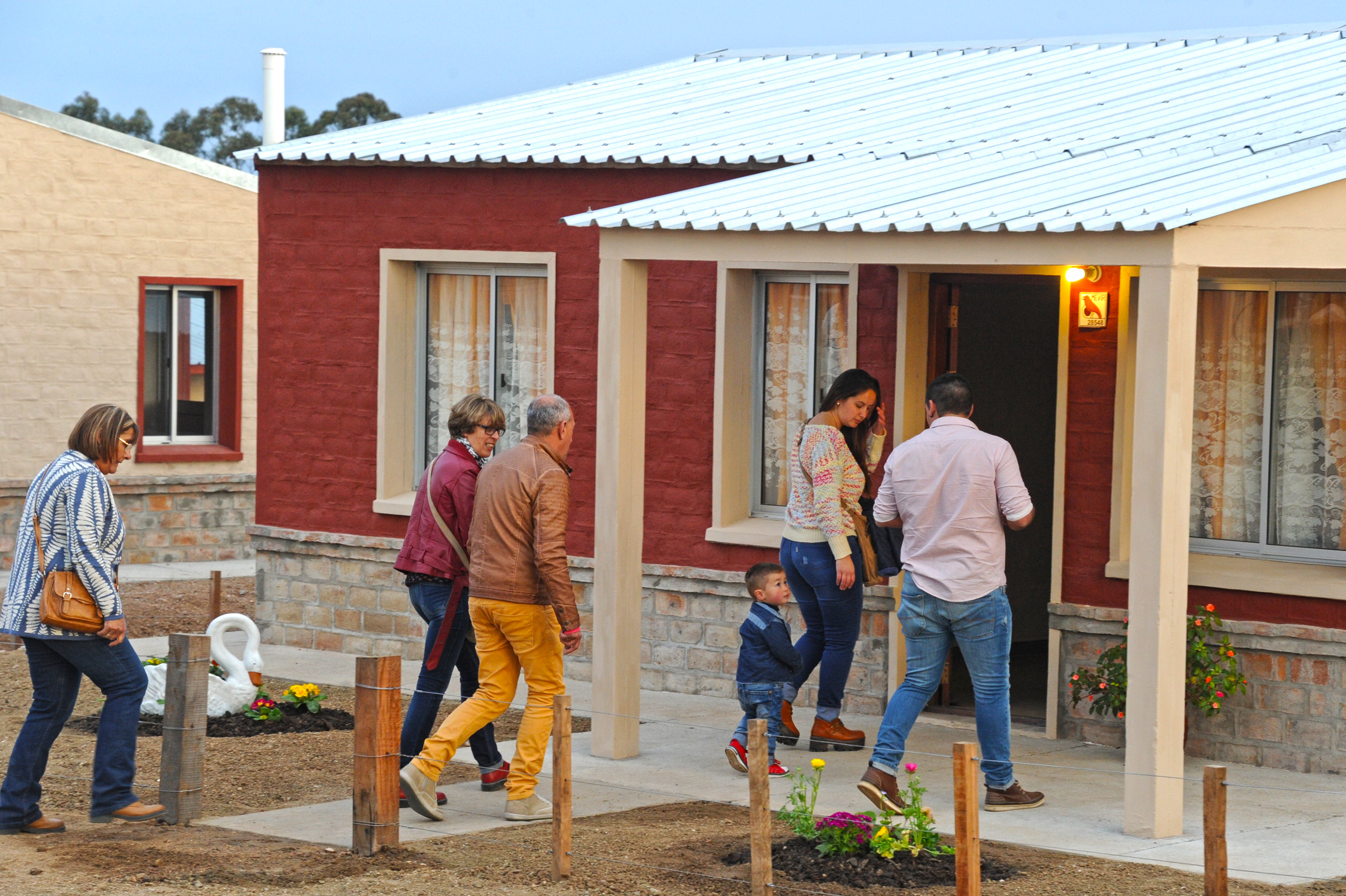 Beneficiarios ingresando a su nuevo hogar