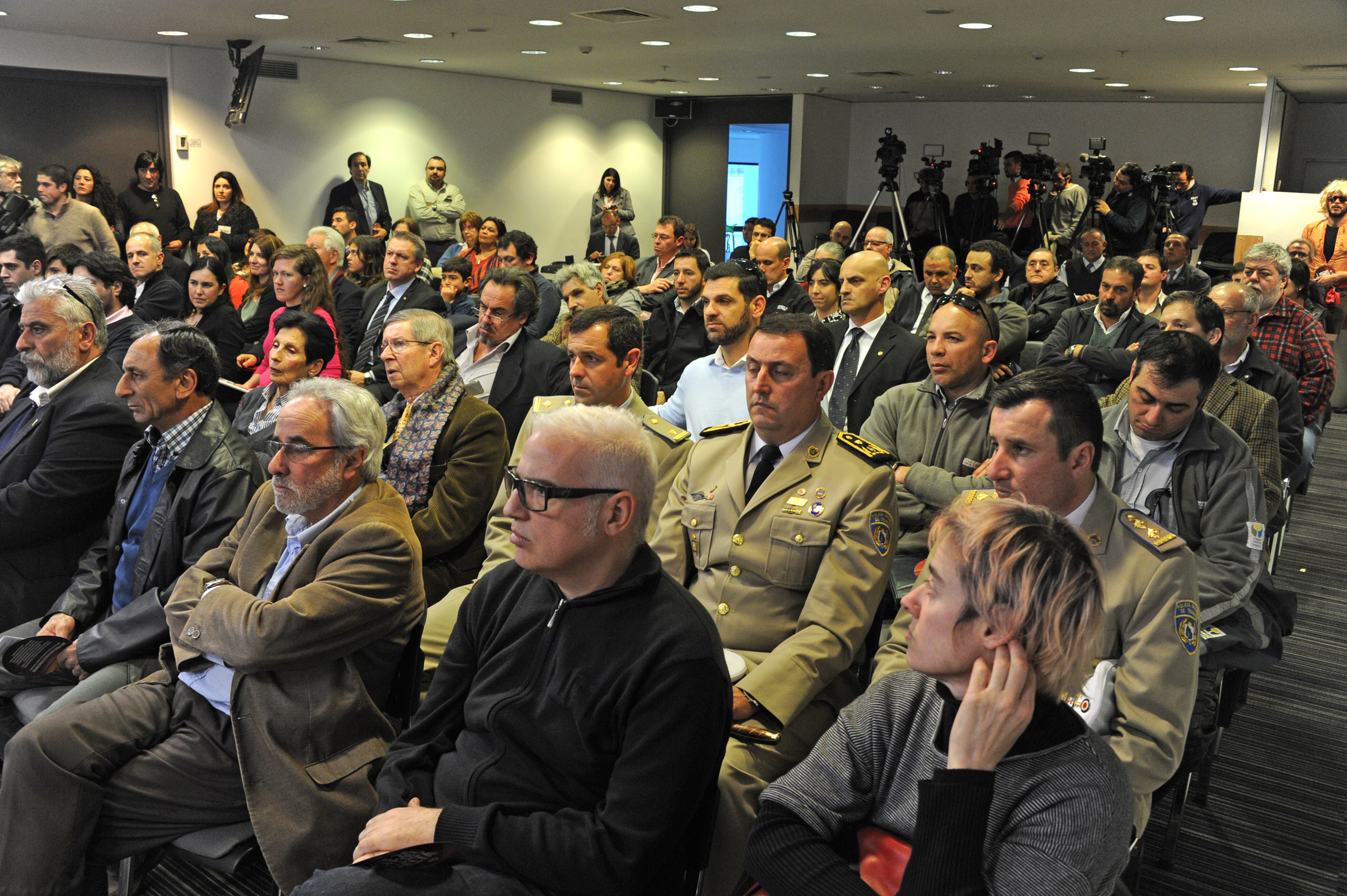 Autoridades y público asistentes al lanzamiento