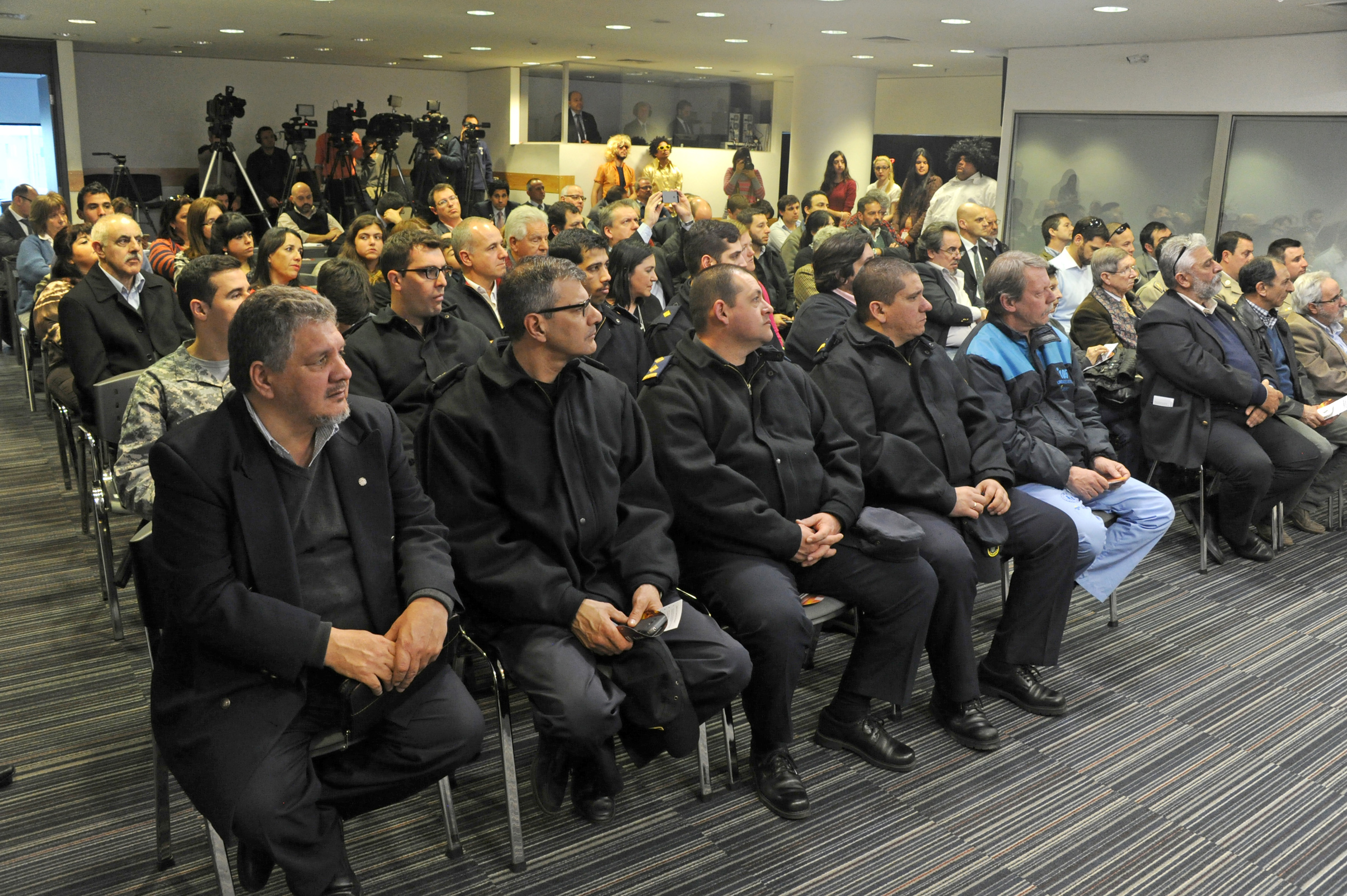 Autoridades y público asistentes al lanzamiento