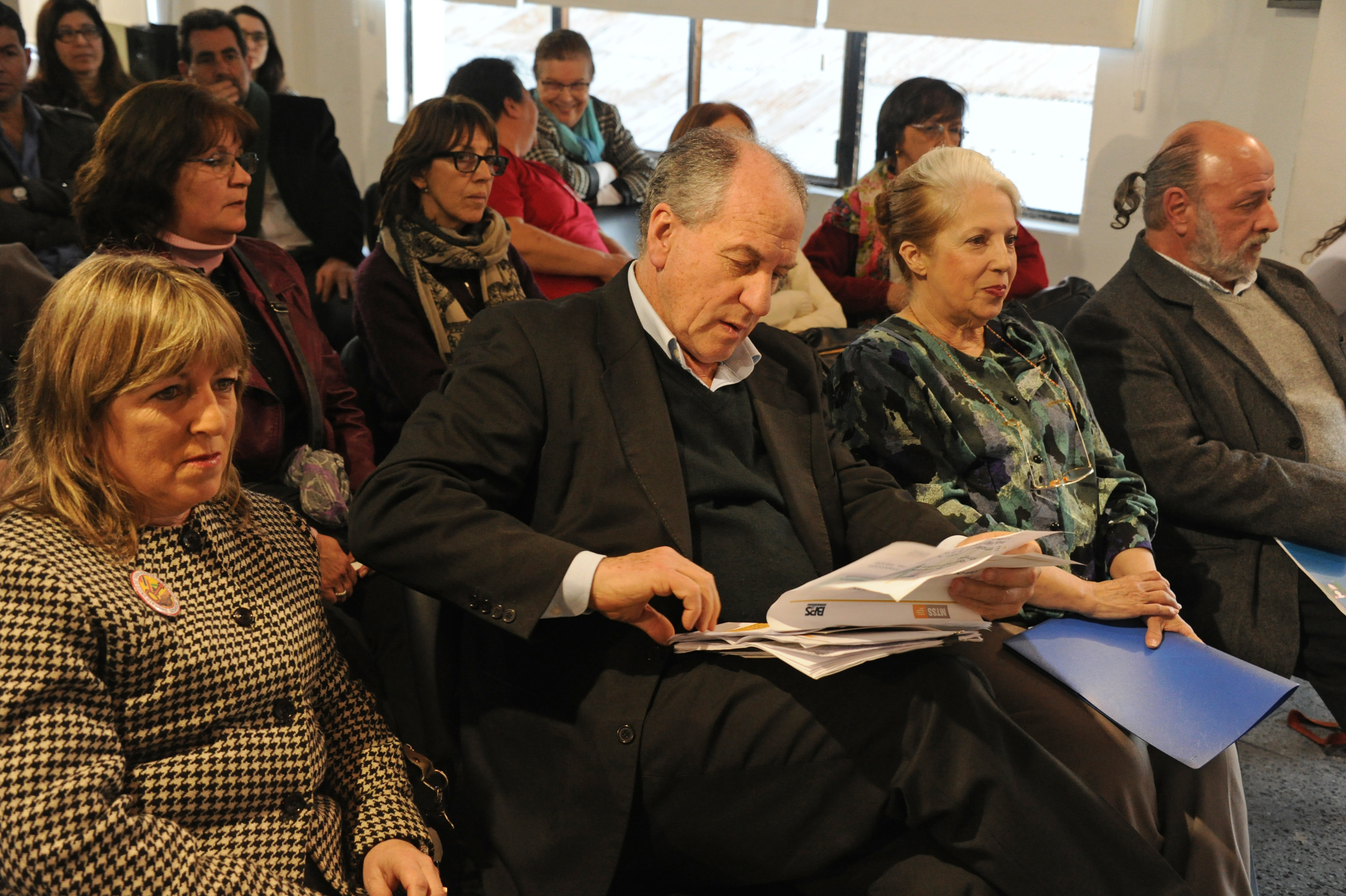 Ministro Ernesto Murro, entre los asistentes, al inicio de la conferencia