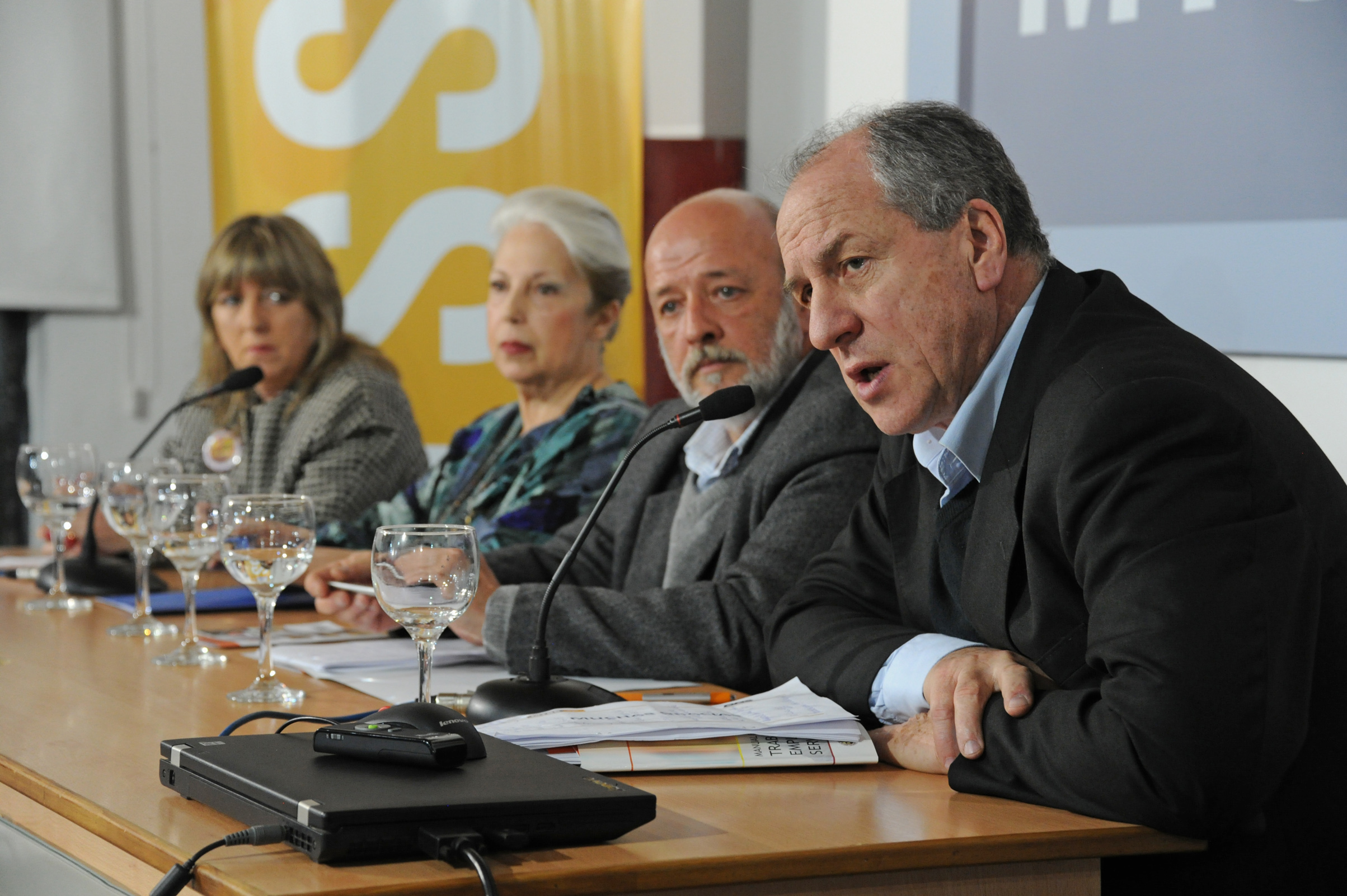 Ministro de Trabajo y Seguridad Social, Ernesto Murro, dirigiéndose a los presentes