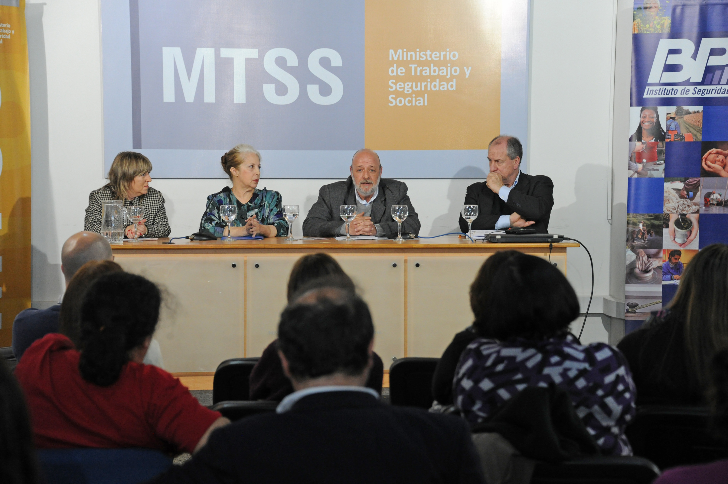 Ministro de Trabajo y Seguridad Social, Ernesto Murro, dirigiéndose a los presentes