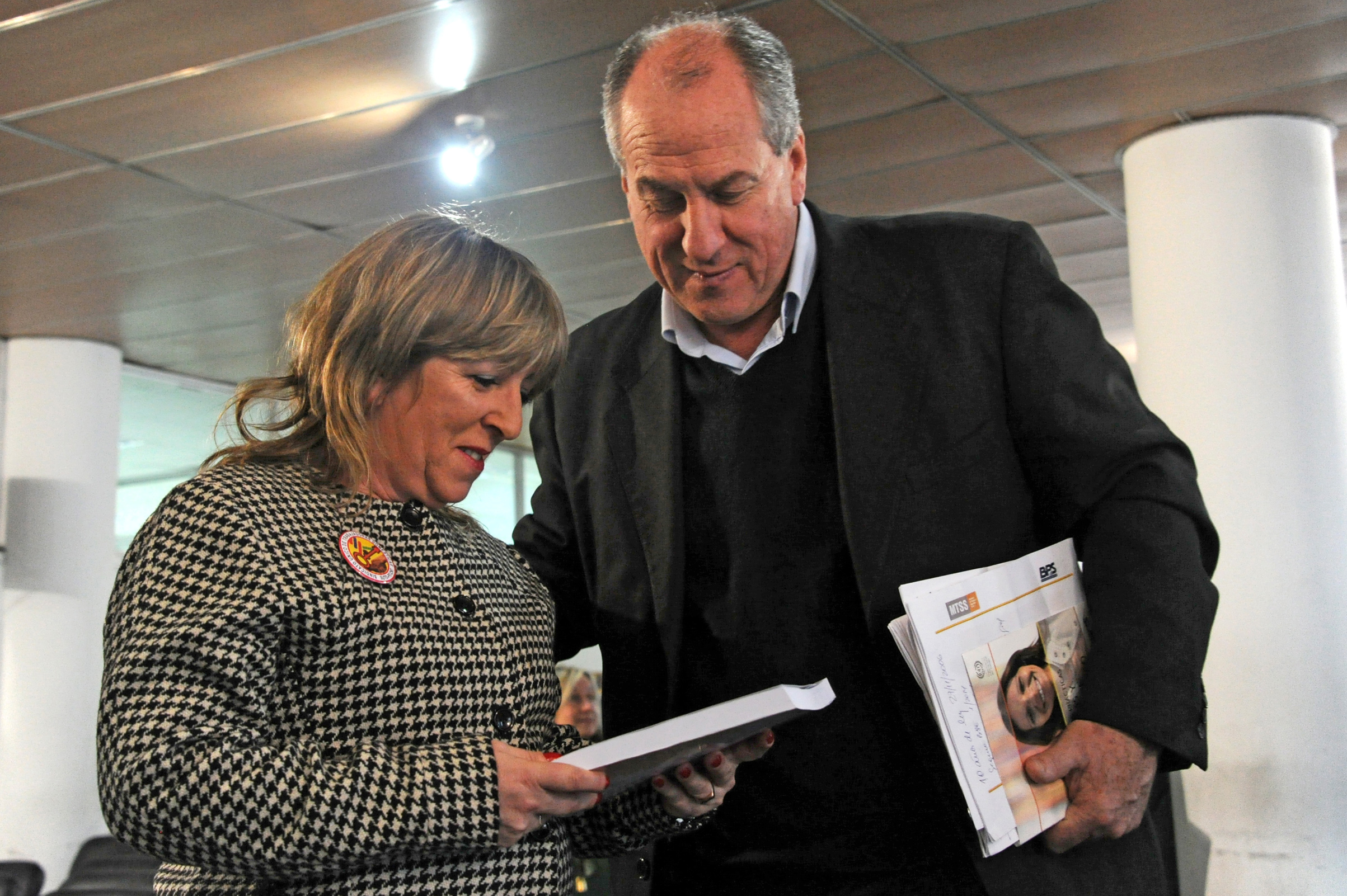 Ministro de Trabajo y Seguridad Social, Ernesto Murro junto a Lucía Gándara, presidenta del Sindicato Uruguayo de Trabajadoras Domésticas