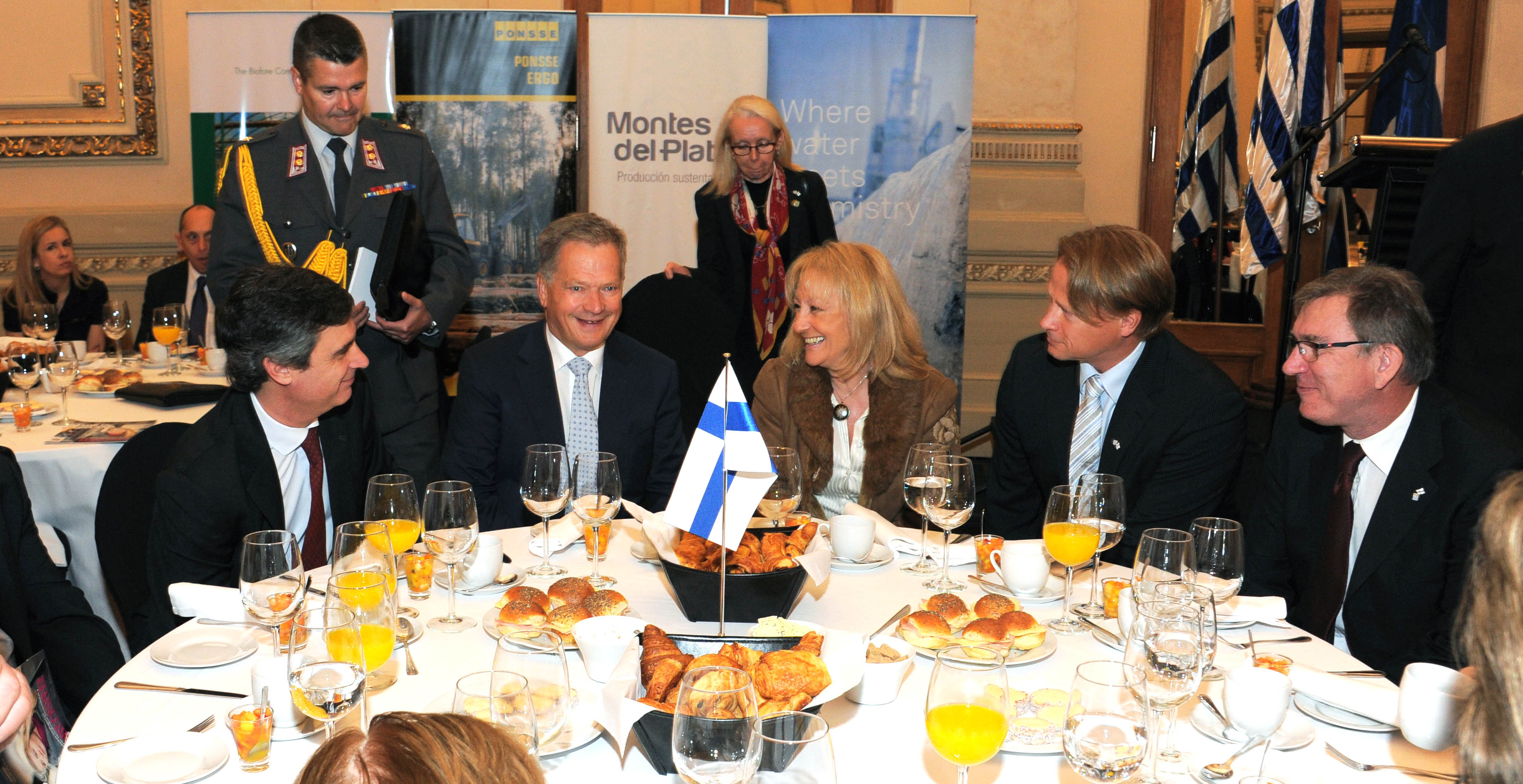 Presidente de Finlandia, Sauli Niinistö junto al director de OPP, Álvaro García y la ministra de Industria Carolina Cosse