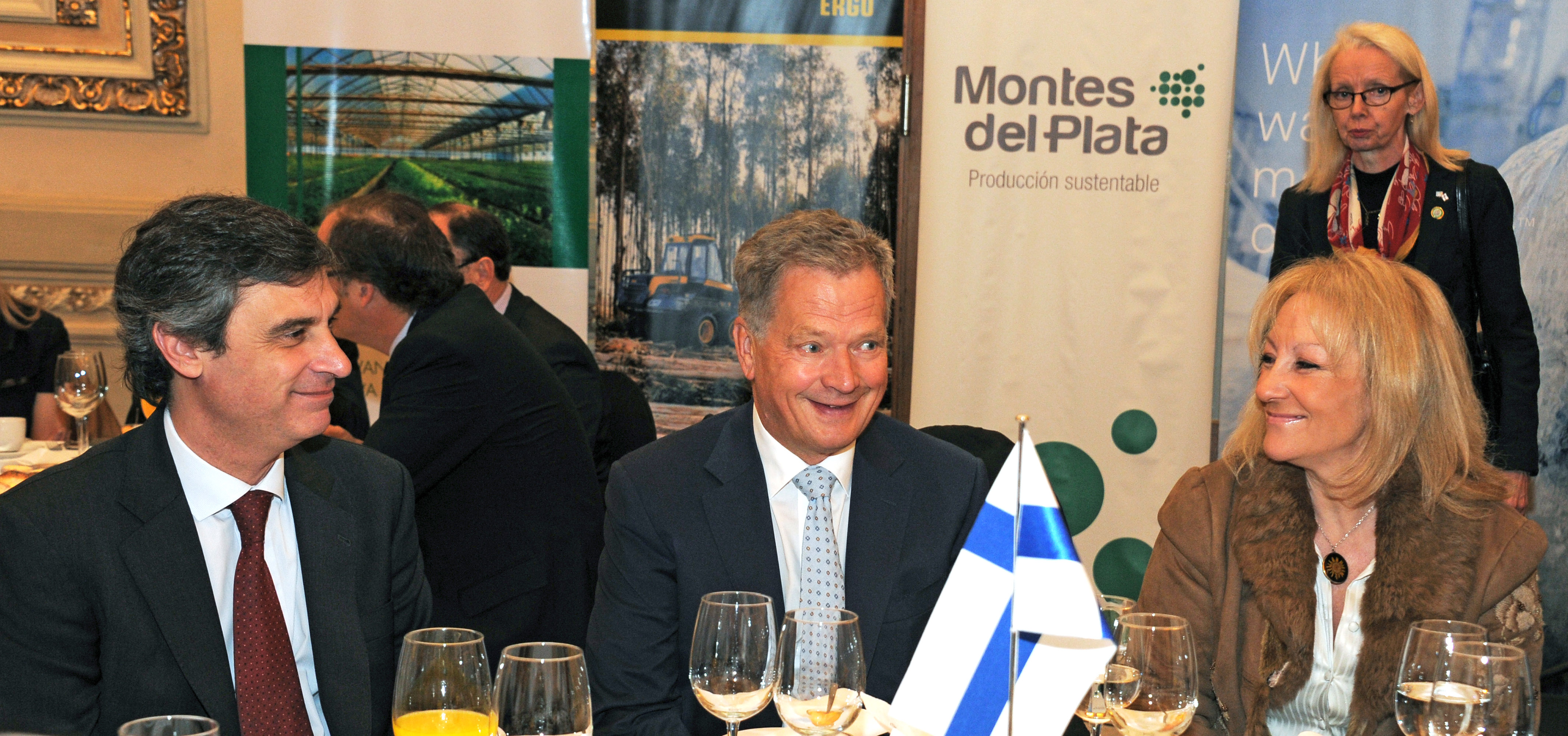 Presidente de Finlandia, Sauli Niinistö junto al director de OPP, Álvaro García y la ministra de Industria Carolina Cosse