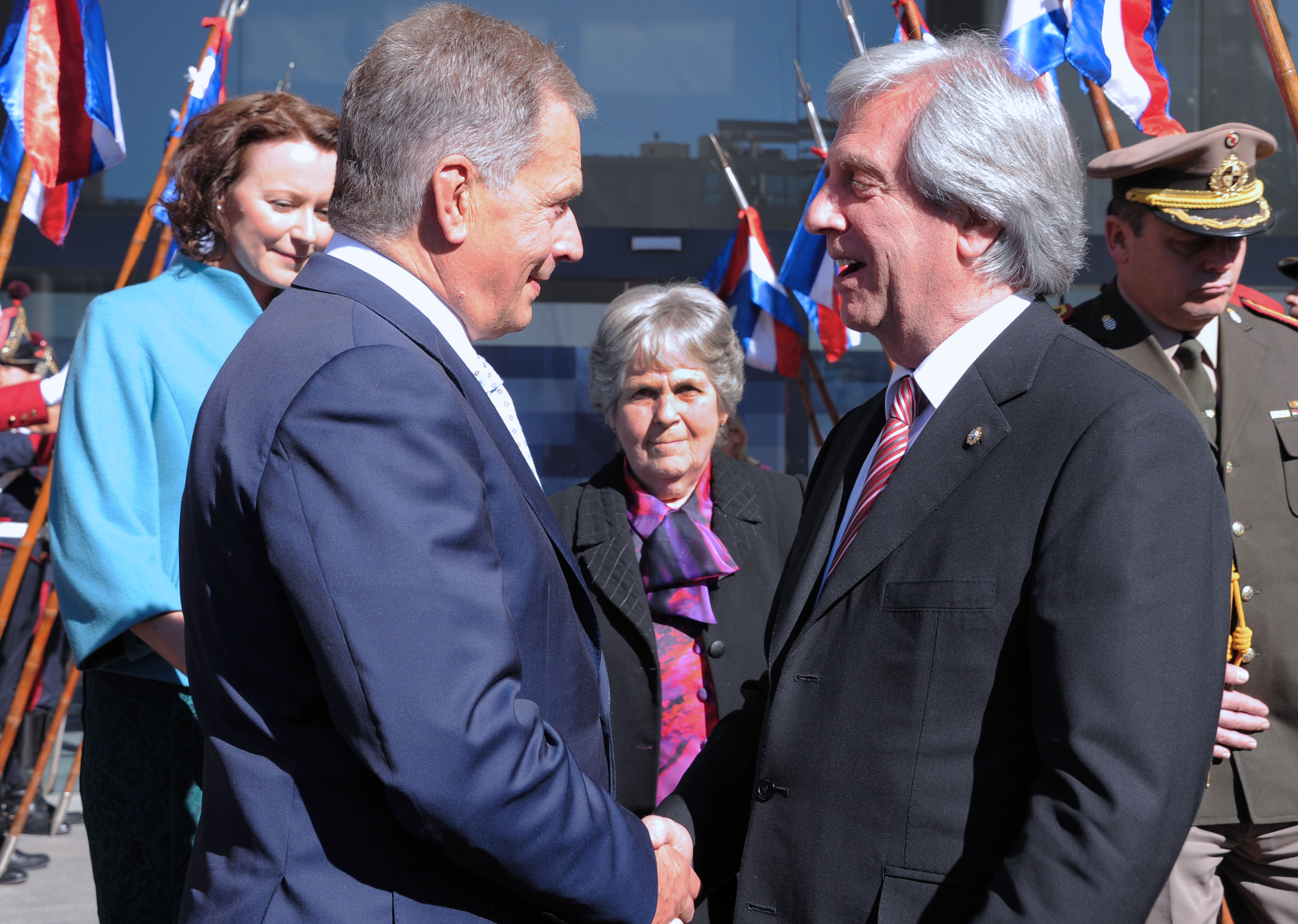 El presidente de Finlandia, Sauli Niinistö y su esposa, son despedidos por Tabaré Vázquez y María Auxiliadora