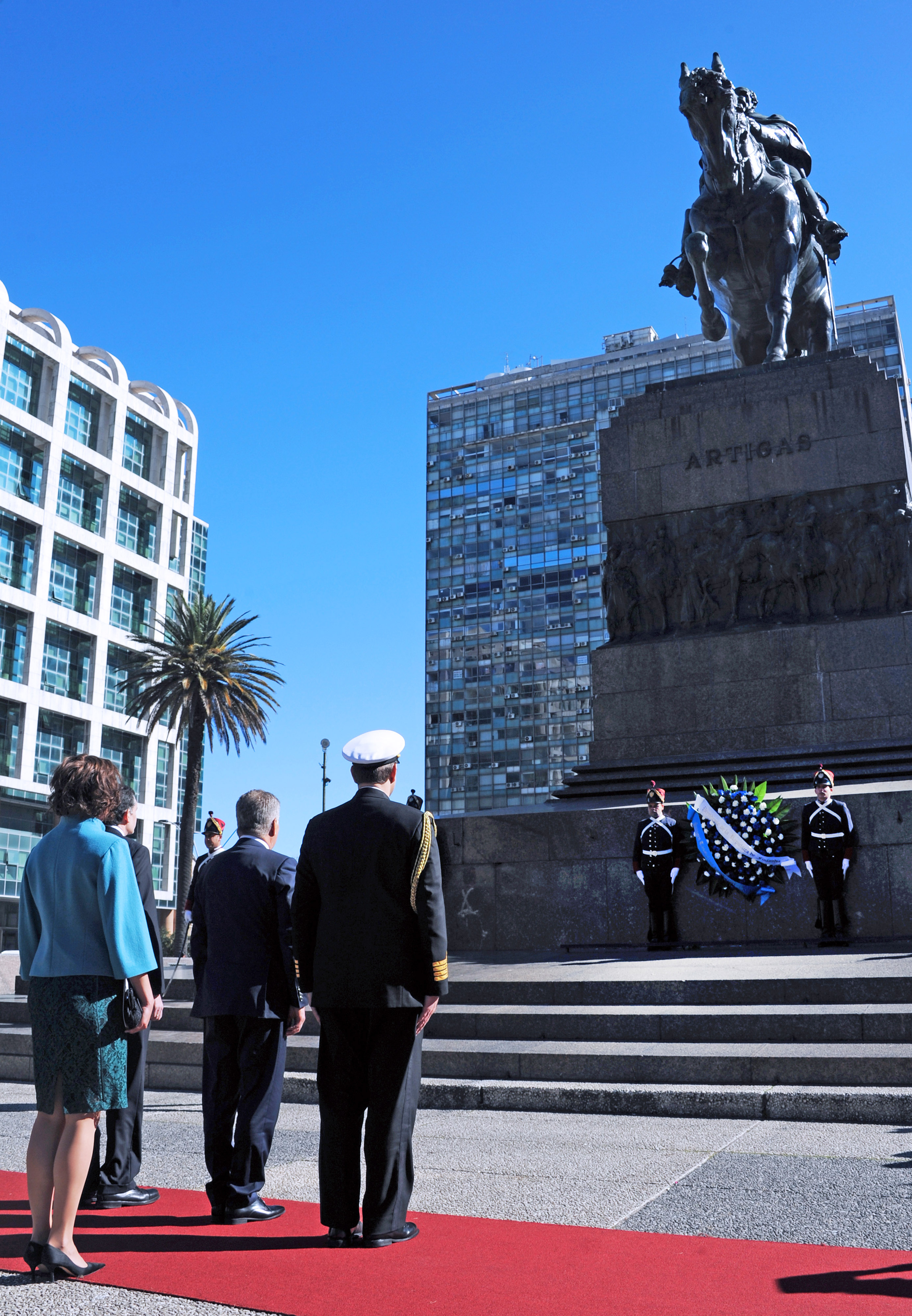 Colocación de ofrenda floral por parte del presidente de Finlandia